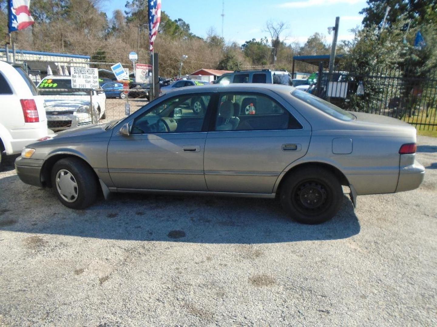 1999 TAN TOYOTA CAMRY CE (4T1BG22K8XU) with an 2.2L L4 DOHC 16V engine, AUTOMATIC transmission, located at 2303 West Mt. Houston, Houston, 77038, (281) 507-3956, 29.771597, -95.339569 - Photo#3