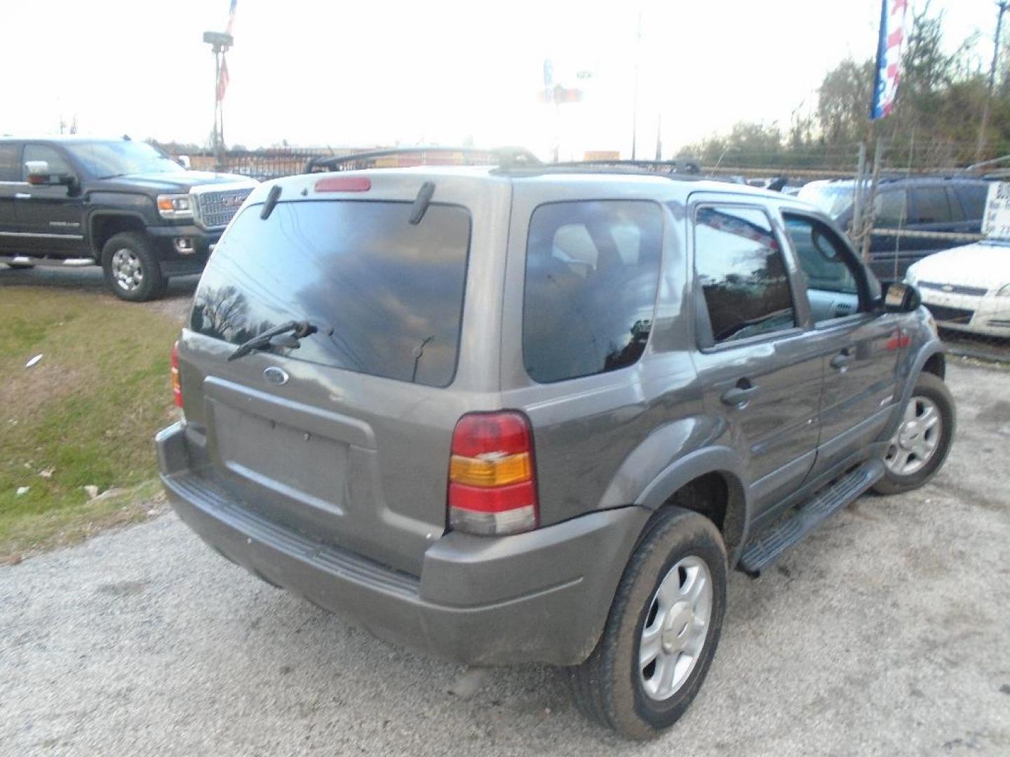 2002 GRAY FORD ESCAPE XLT Choice 2WD (1FMYU03162K) with an 3.0L V6 DOHC 24V engine, AUTOMATIC transmission, located at 2303 West Mt. Houston, Houston, Texas, 77038, (281) 507-3956, 29.771597, -95.339569 - Photo#2