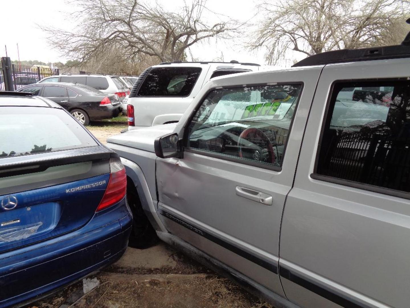 2007 GRAY JEEP COMMANDER Sport 4WD (1J8HG48K27C) with an 3.7L V6 SOHC 12V engine, AUTOMATIC transmission, located at 2303 West Mt. Houston, Houston, 77038, (281) 507-3956, 29.771597, -95.339569 - Photo#4