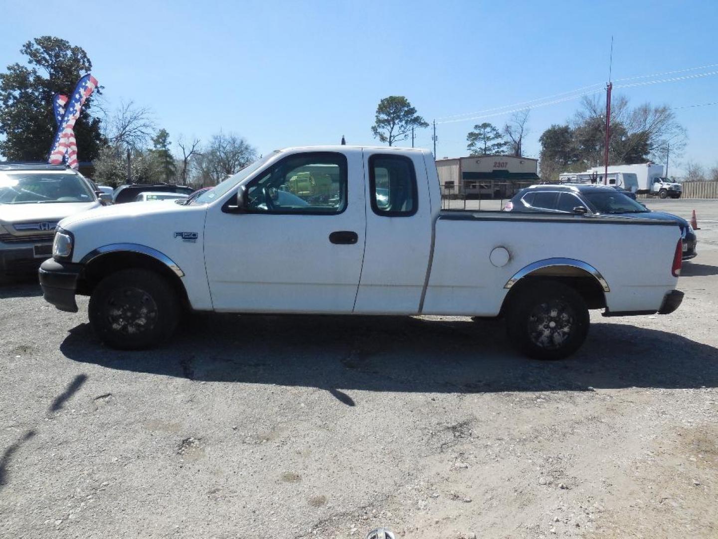 2000 WHITE FORD F-150 WS SuperCab Short Bed 2WD (1FTRX17W0YN) with an 4.6L V8 SOHC 16V engine, AUTOMATIC transmission, located at 2303 West Mt. Houston, Houston, 77038, (281) 507-3956, 29.771597, -95.339569 - Photo#2