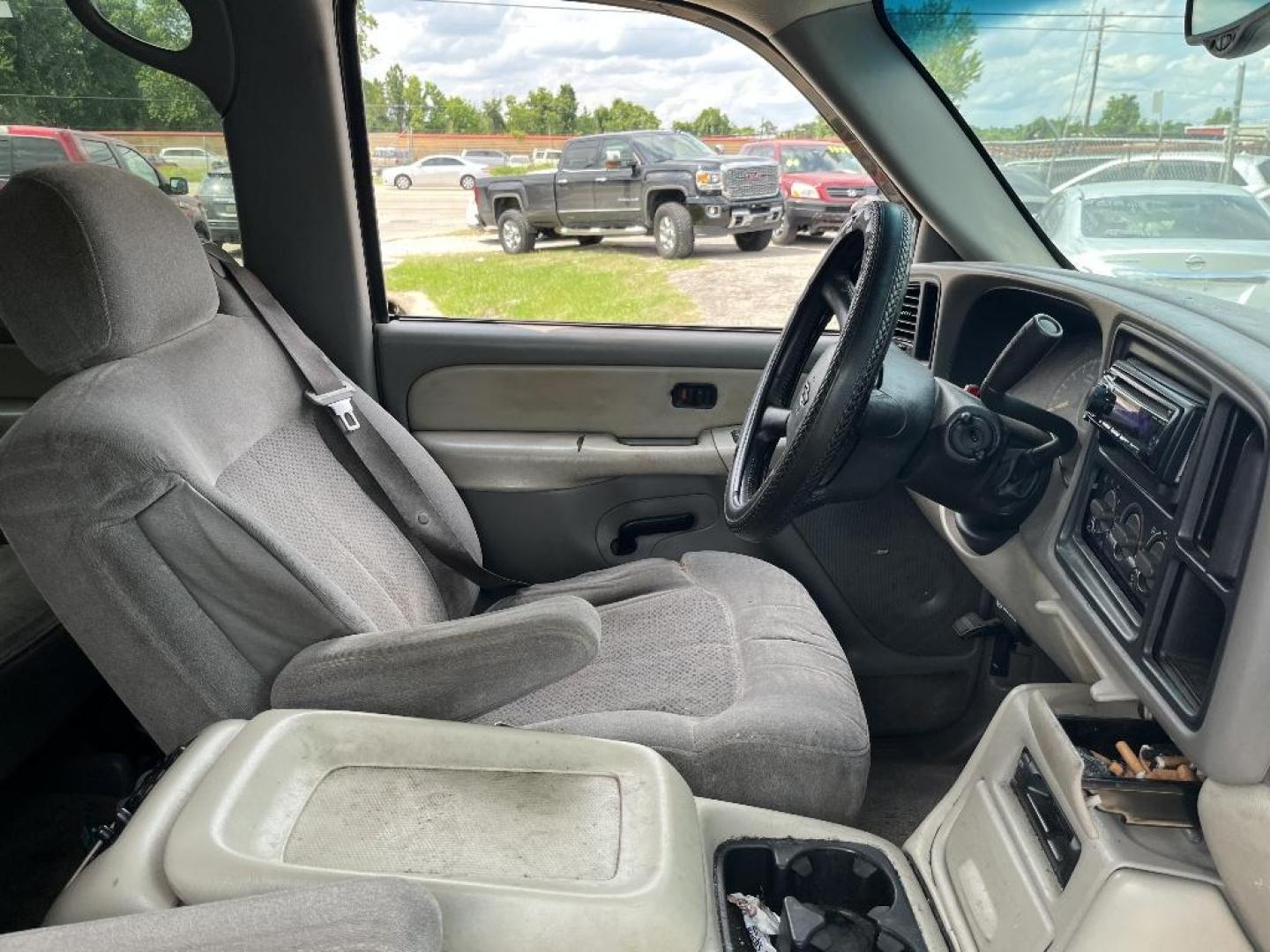 2000 GRAY CHEVROLET TAHOE 2WD (1GNEC13TXYJ) with an 5.3L V8 OHV 16V engine, AUTOMATIC transmission, located at 2303 West Mt. Houston, Houston, Texas, 77038, (281) 507-3956, 29.771597, -95.339569 - Photo#2