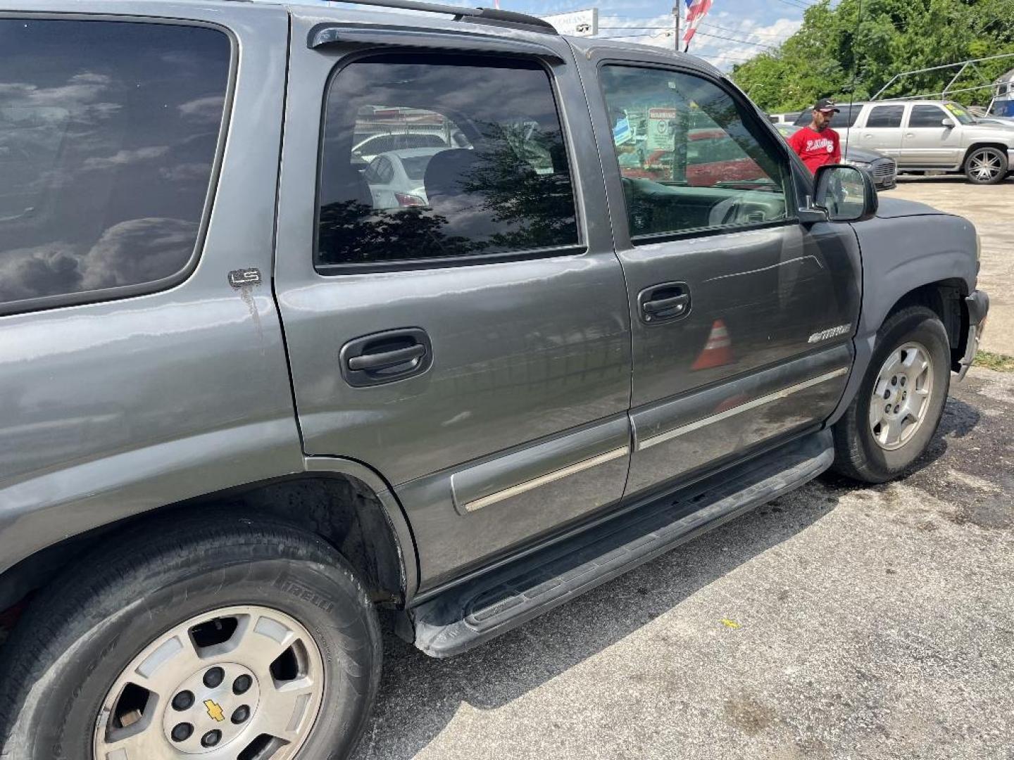 2000 GRAY CHEVROLET TAHOE 2WD (1GNEC13TXYJ) with an 5.3L V8 OHV 16V engine, AUTOMATIC transmission, located at 2303 West Mt. Houston, Houston, Texas, 77038, (281) 507-3956, 29.771597, -95.339569 - Photo#4