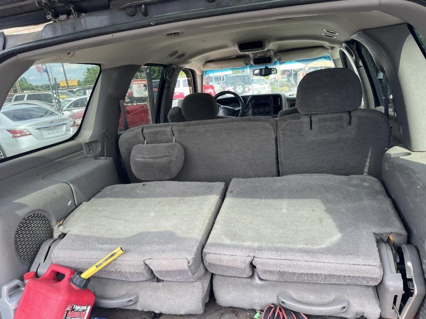 2000 GRAY CHEVROLET TAHOE 2WD (1GNEC13TXYJ) with an 5.3L V8 OHV 16V engine, AUTOMATIC transmission, located at 2303 West Mt. Houston, Houston, Texas, 77038, (281) 507-3956, 29.771597, -95.339569 - Photo#5