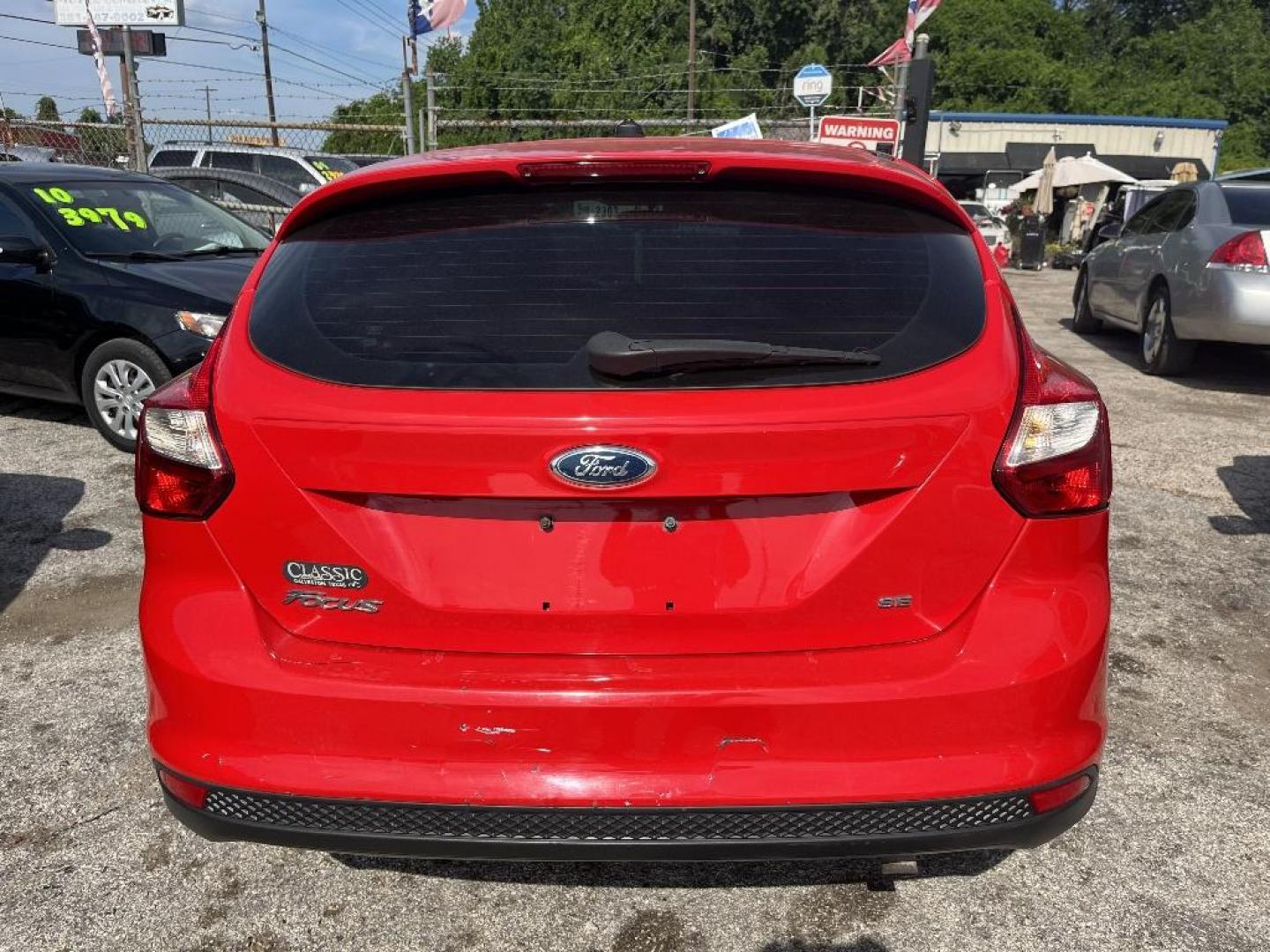 2012 RED FORD FOCUS SE (1FAHP3K25CL) with an 2.0L L4 DOHC 16V engine, AUTOMATIC transmission, located at 2303 West Mt. Houston, Houston, 77038, (281) 507-3956, 29.771597, -95.339569 - Photo#2