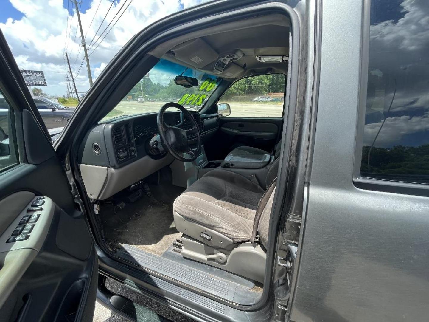 2000 GRAY CHEVROLET TAHOE 2WD (1GNEC13T4YJ) with an 5.3L V8 OHV 16V engine, AUTOMATIC transmission, located at 2303 West Mt. Houston, Houston, 77038, (281) 507-3956, 29.771597, -95.339569 - Photo#1