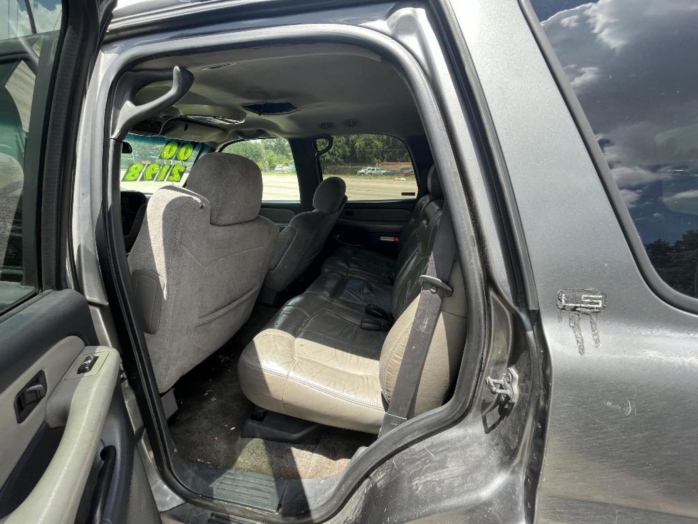 2000 GRAY CHEVROLET TAHOE 2WD (1GNEC13T4YJ) with an 5.3L V8 OHV 16V engine, AUTOMATIC transmission, located at 2303 West Mt. Houston, Houston, Texas, 77038, (281) 507-3956, 29.771597, -95.339569 - Photo#0