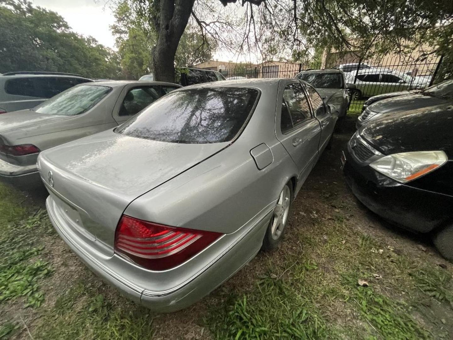 2004 GRAY MERCEDES-BENZ S-CLASS S500 (WDBNG75JX4A) with an 5.0L V8 SOHC 24V engine, AUTOMATIC transmission, located at 2303 West Mt. Houston, Houston, 77038, (281) 507-3956, 29.771597, -95.339569 - Photo#2