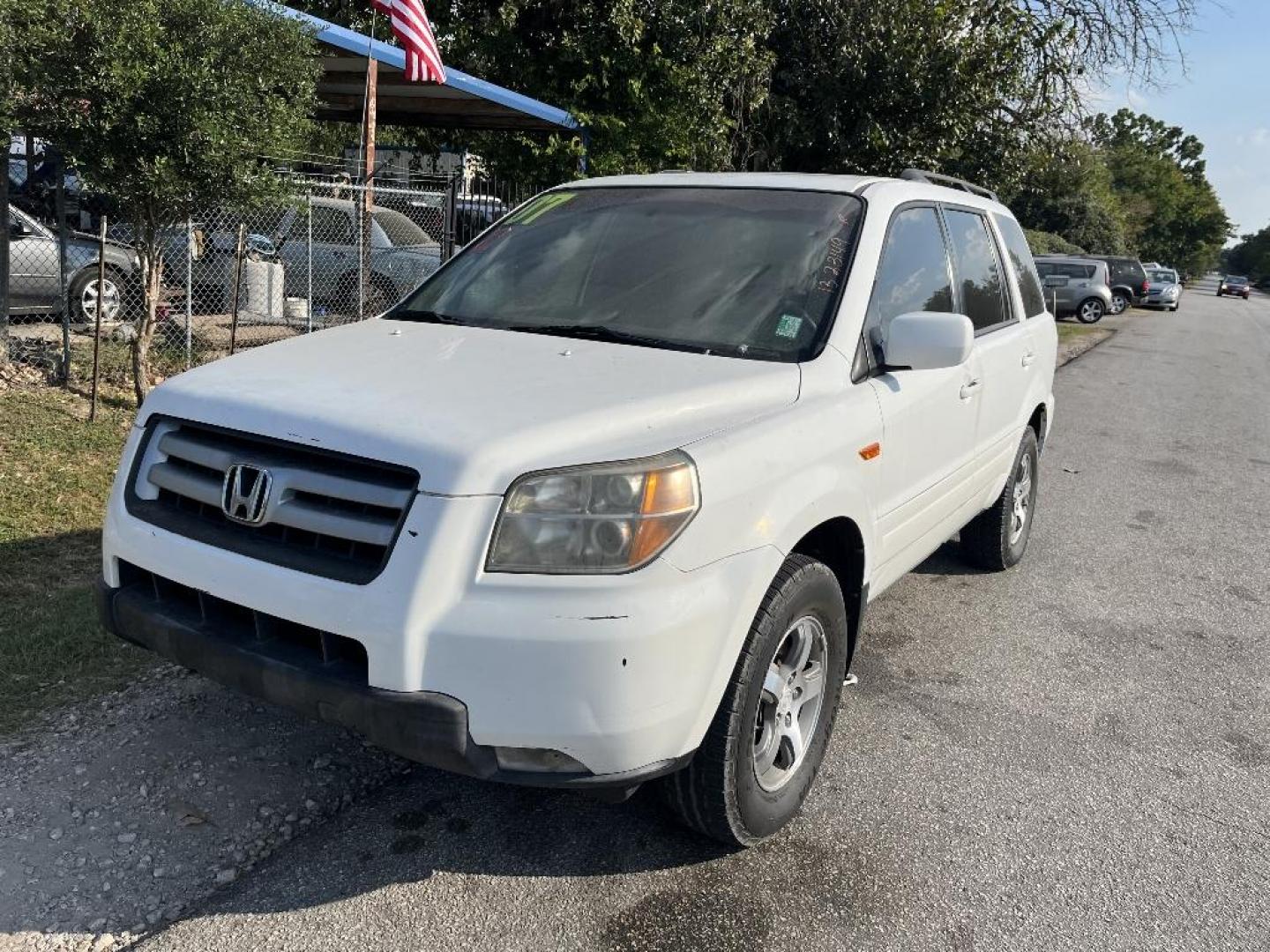 2007 WHITE HONDA PILOT EX-L 2WD (5FNYF28557B) with an 3.5L V6 SOHC 24V engine, AUTOMATIC transmission, located at 2303 West Mt. Houston, Houston, 77038, (281) 507-3956, 29.771597, -95.339569 - Photo#0