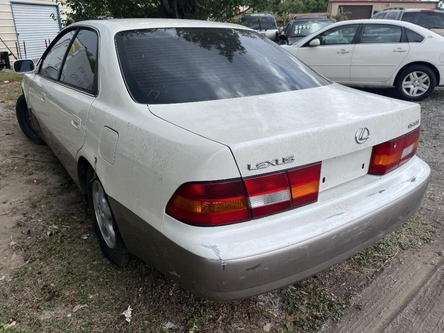 1999 WHITE LEXUS ES 300 Base (JT8BF28G8X0) with an 3.0L V6 DOHC 24V engine, AUTOMATIC transmission, located at 2303 West Mt. Houston, Houston, 77038, (281) 507-3956, 29.771597, -95.339569 - Photo#1