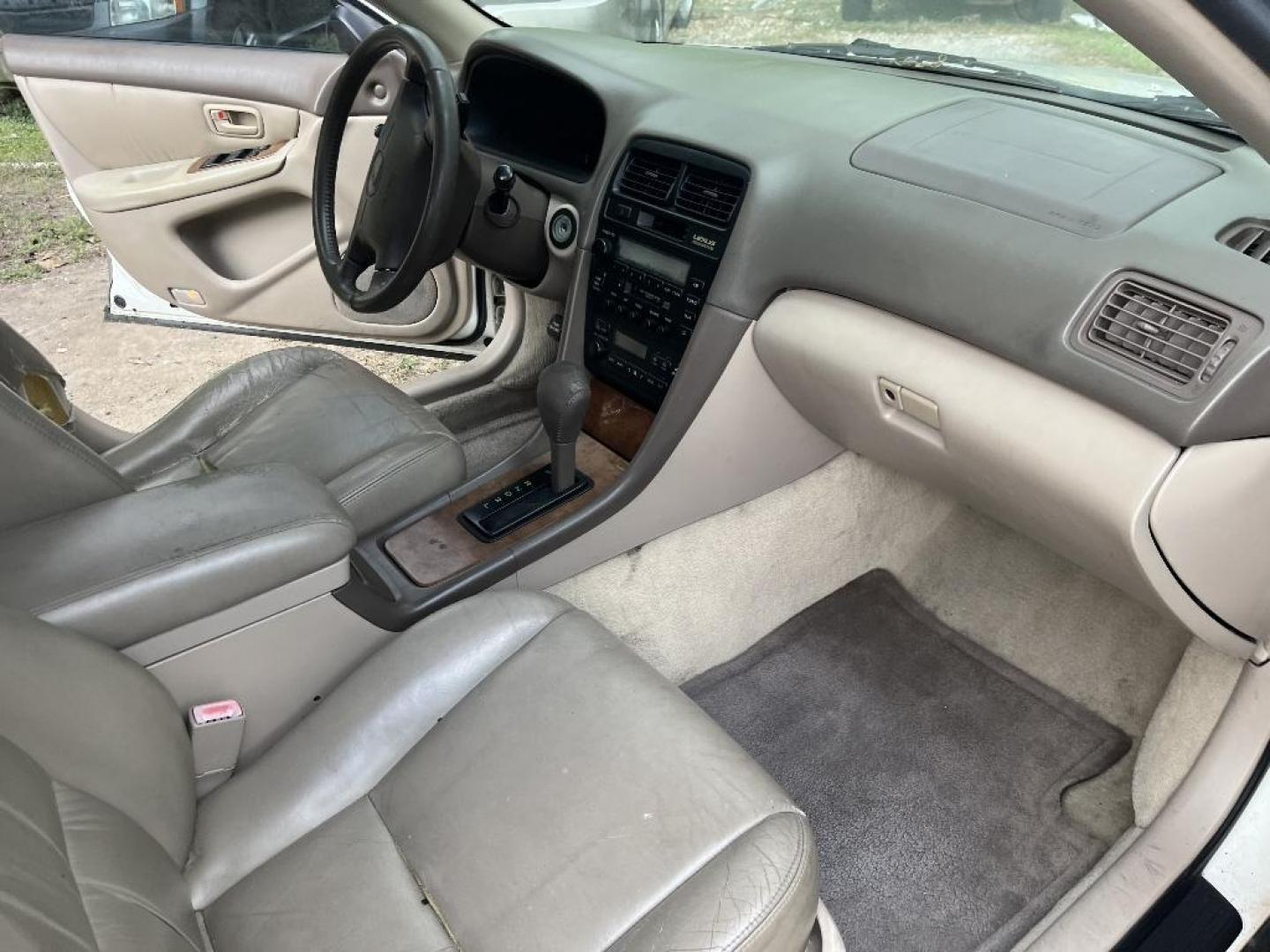 1999 WHITE LEXUS ES 300 Base (JT8BF28G8X0) with an 3.0L V6 DOHC 24V engine, AUTOMATIC transmission, located at 2303 West Mt. Houston, Houston, 77038, (281) 507-3956, 29.771597, -95.339569 - Photo#2