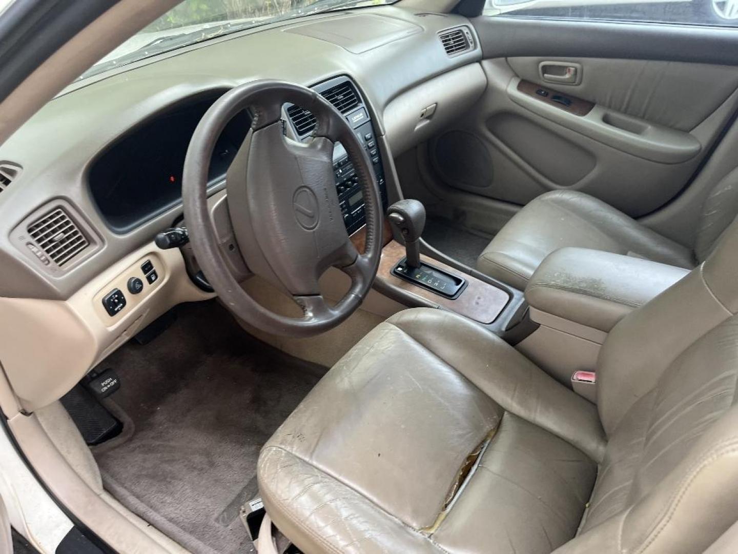 1999 WHITE LEXUS ES 300 Base (JT8BF28G8X0) with an 3.0L V6 DOHC 24V engine, AUTOMATIC transmission, located at 2303 West Mt. Houston, Houston, 77038, (281) 507-3956, 29.771597, -95.339569 - Photo#4