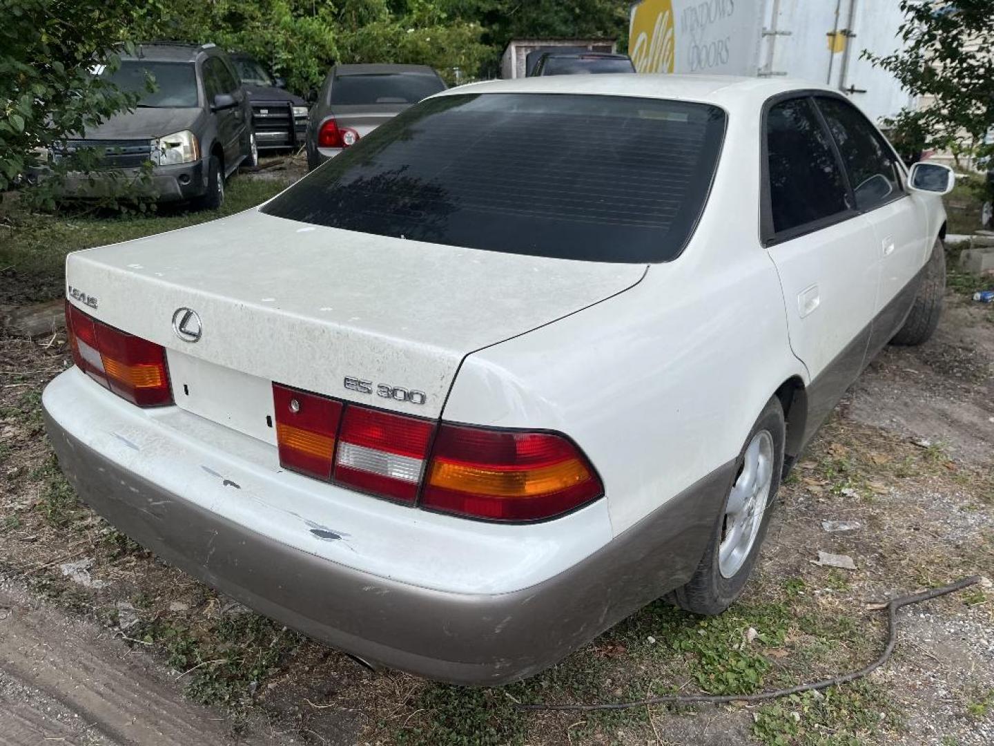 1999 WHITE LEXUS ES 300 Base (JT8BF28G8X0) with an 3.0L V6 DOHC 24V engine, AUTOMATIC transmission, located at 2303 West Mt. Houston, Houston, 77038, (281) 507-3956, 29.771597, -95.339569 - Photo#5