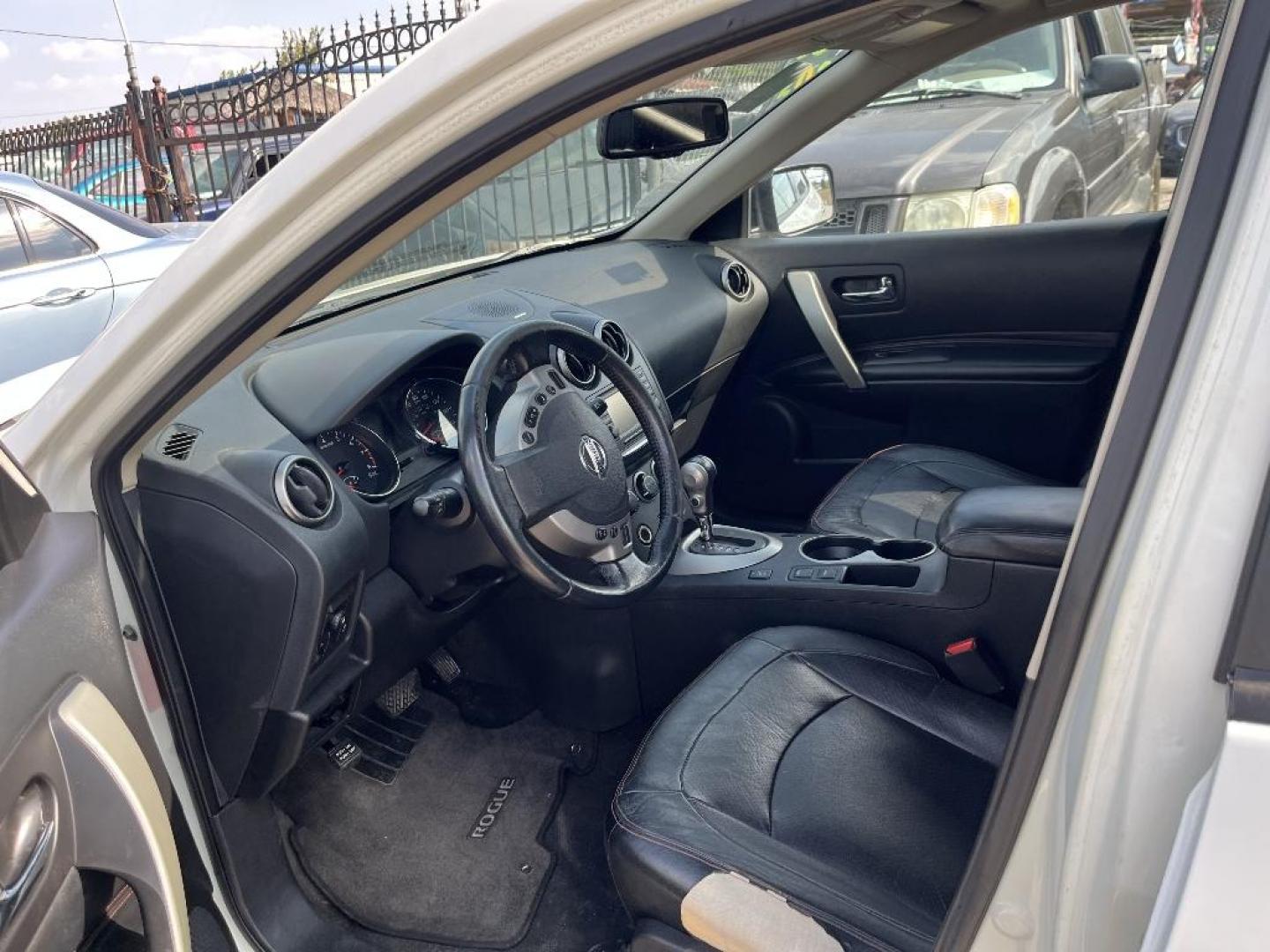 2013 WHITE NISSAN ROGUE S 2WD (JN8AS5MT9DW) with an 2.5L L4 DOHC 16V engine, AUTOMATIC transmission, located at 2303 West Mt. Houston, Houston, Texas, 77038, (281) 507-3956, 29.771597, -95.339569 - Photo#3