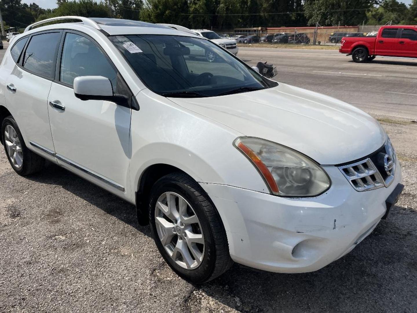 2013 WHITE NISSAN ROGUE S 2WD (JN8AS5MT9DW) with an 2.5L L4 DOHC 16V engine, AUTOMATIC transmission, located at 2303 West Mt. Houston, Houston, Texas, 77038, (281) 507-3956, 29.771597, -95.339569 - Photo#4