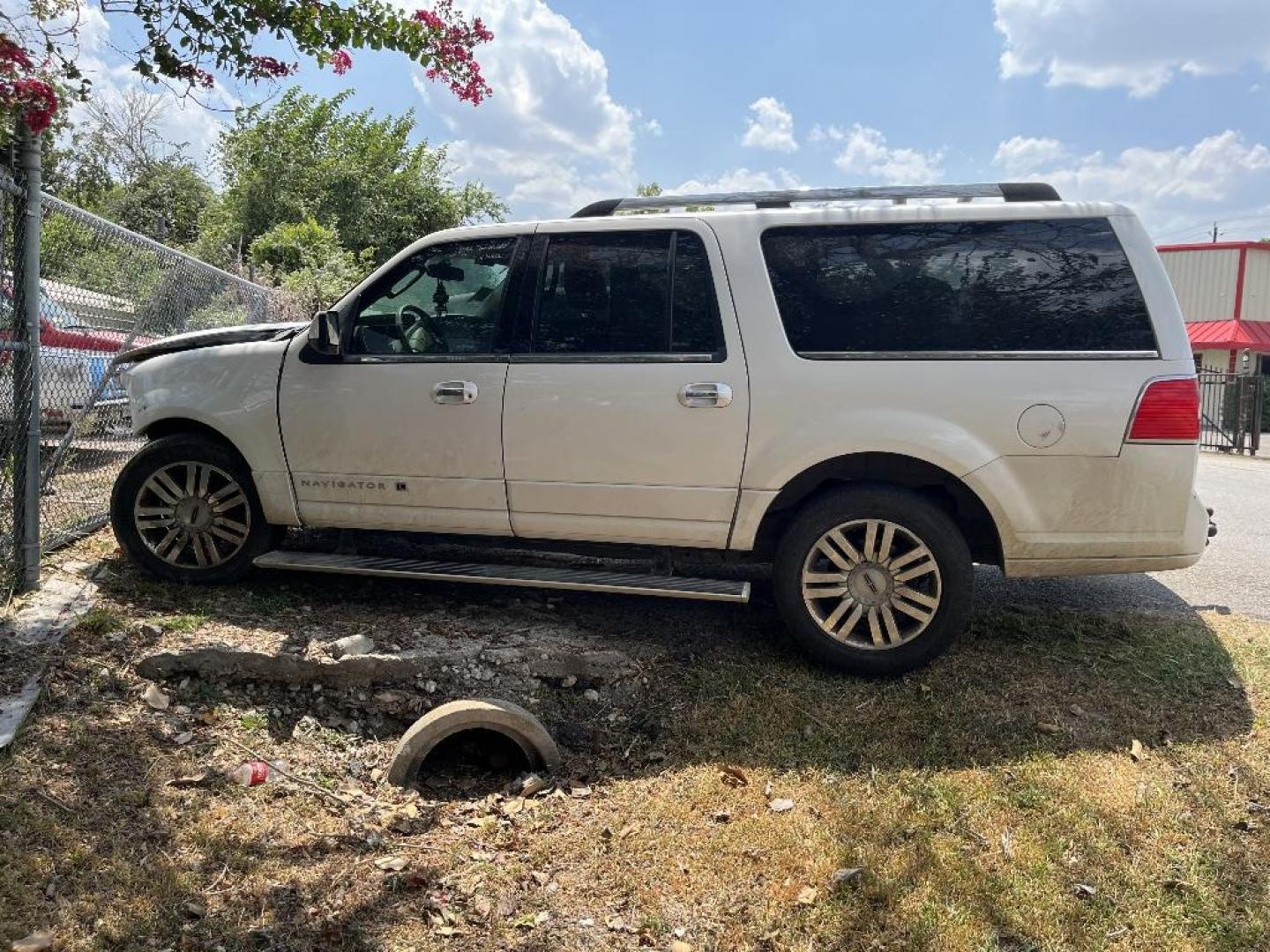 2014 WHITE LINCOLN NAVIGATOR L 2WD (5LMJJ3H59EE) with an 5.4L V8 SOHC 24V engine, AUTOMATIC transmission, located at 2303 West Mt. Houston, Houston, 77038, (281) 507-3956, 29.771597, -95.339569 - Photo#2