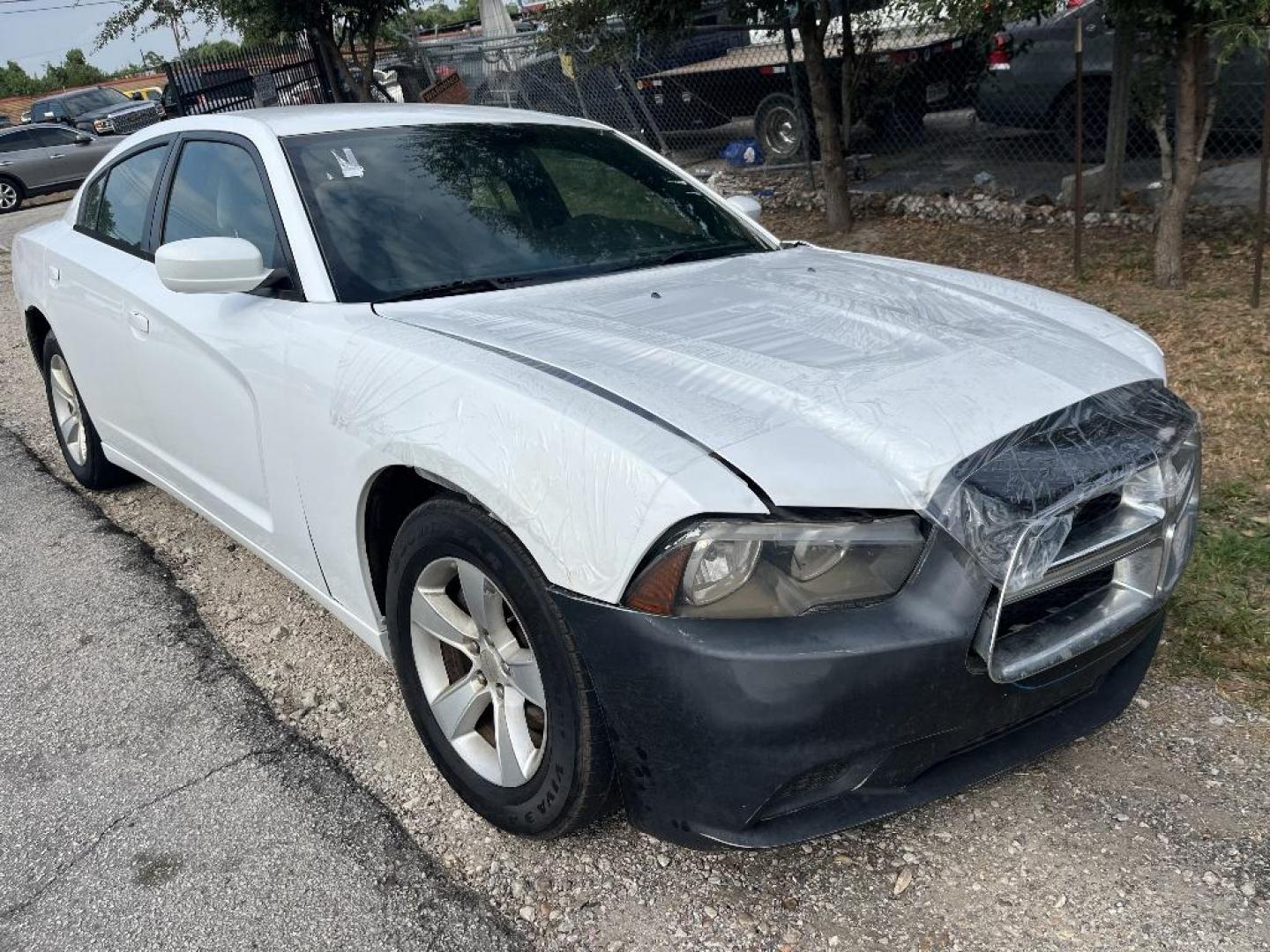 2014 WHITE DODGE CHARGER SE (2C3CDXBG1EH) with an 3.6L V6 DOHC 24V engine, AUTOMATIC transmission, located at 2303 West Mt. Houston, Houston, Texas, 77038, (281) 507-3956, 29.771597, -95.339569 - Photo#0