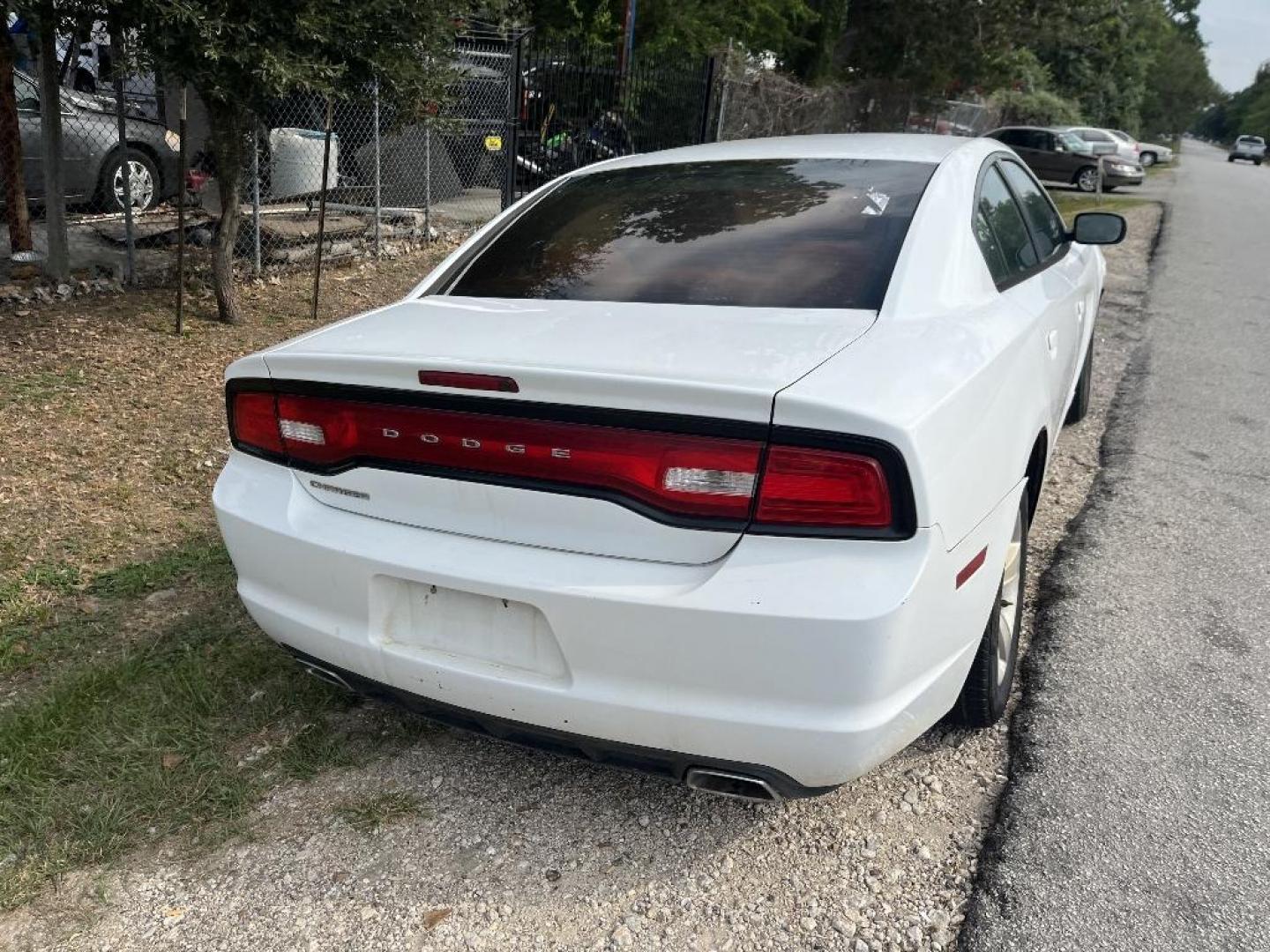 2014 WHITE DODGE CHARGER SE (2C3CDXBG1EH) with an 3.6L V6 DOHC 24V engine, AUTOMATIC transmission, located at 2303 West Mt. Houston, Houston, Texas, 77038, (281) 507-3956, 29.771597, -95.339569 - Photo#5