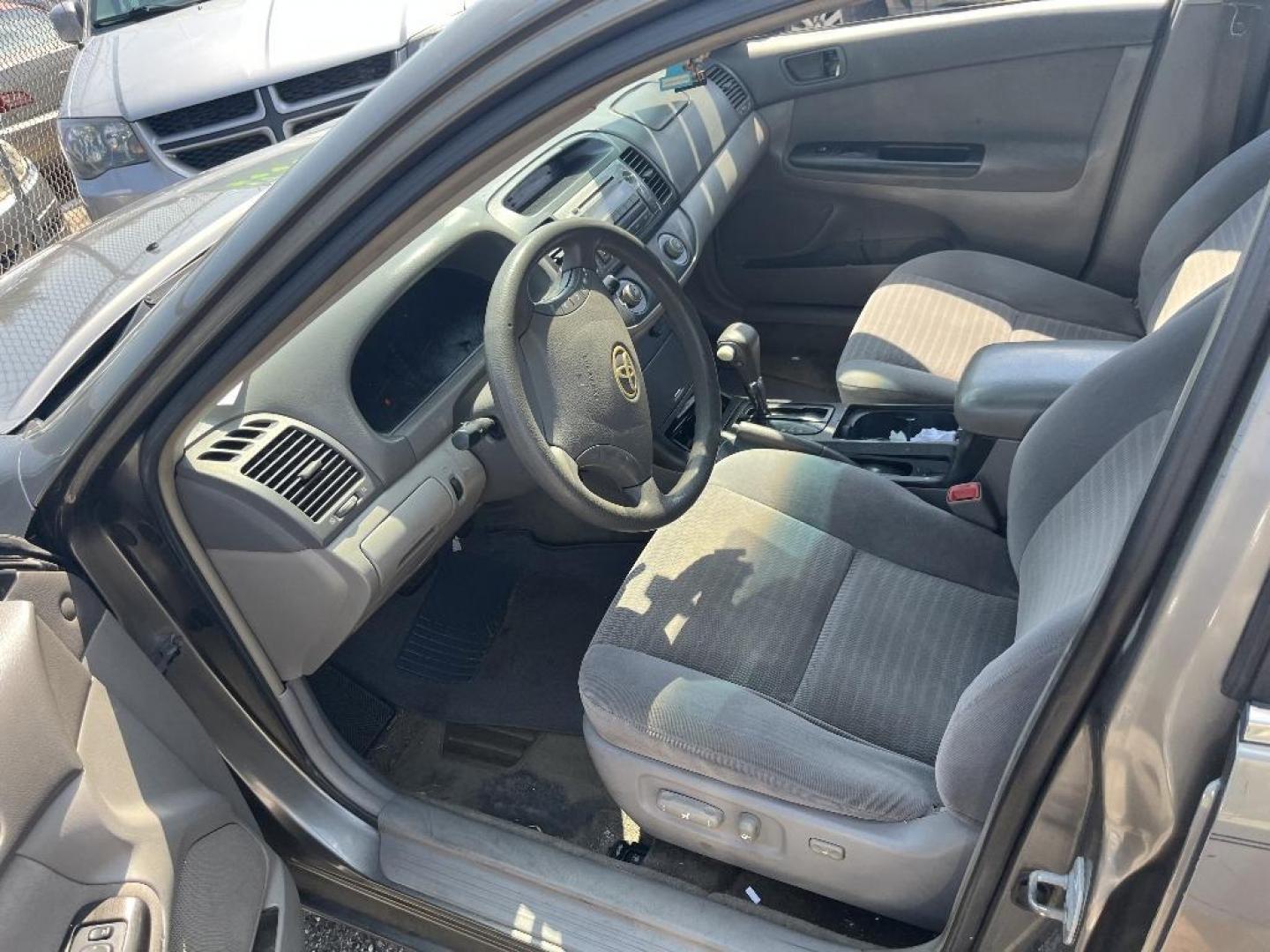 2005 GRAY TOYOTA CAMRY LE (4T1BE32KX5U) with an 2.4L L4 DOHC 16V engine, AUTOMATIC transmission, located at 2303 West Mt. Houston, Houston, 77038, (281) 507-3956, 29.771597, -95.339569 - Photo#0