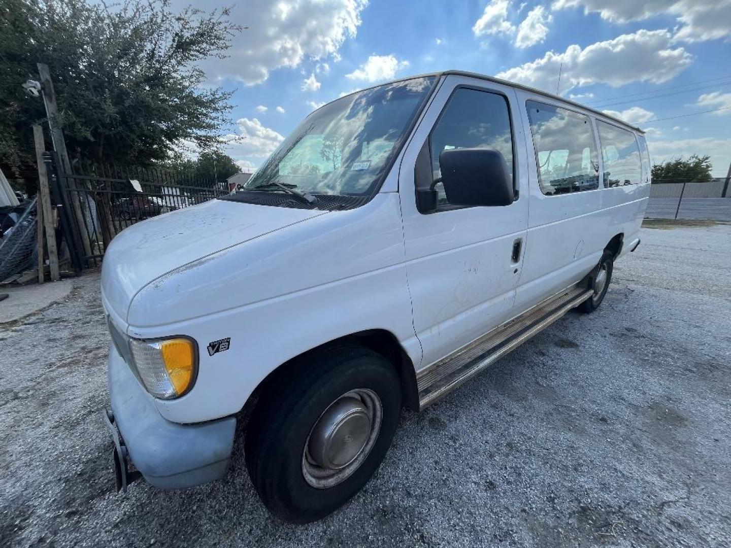 1998 WHITE FORD CLUB WAGON XL Super (1FBSS31L6WH) with an 5.4L V8 SOHC 16V engine, AUTOMATIC transmission, located at 2303 West Mt. Houston, Houston, 77038, (281) 507-3956, 29.771597, -95.339569 - Photo#2