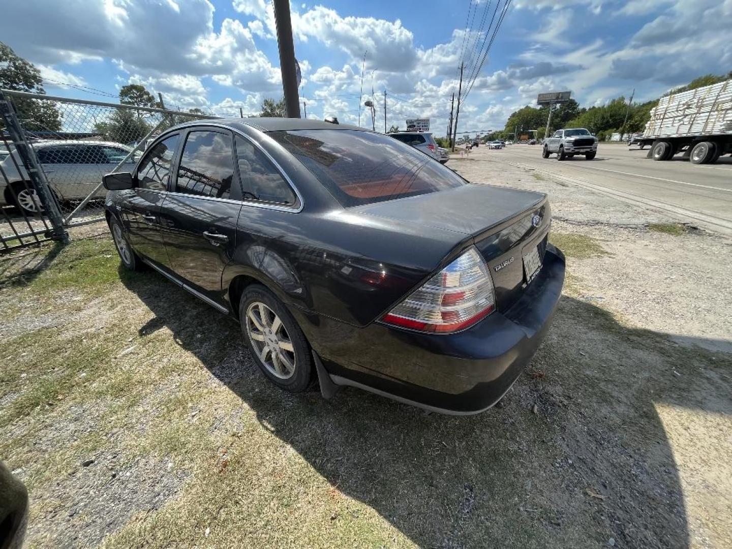 2008 BROWN FORD TAURUS SEL (1FAHP24W88G) with an 3.5L V6 DOHC 24V engine, AUTOMATIC transmission, located at 2303 West Mt. Houston, Houston, 77038, (281) 507-3956, 29.771597, -95.339569 - Photo#1