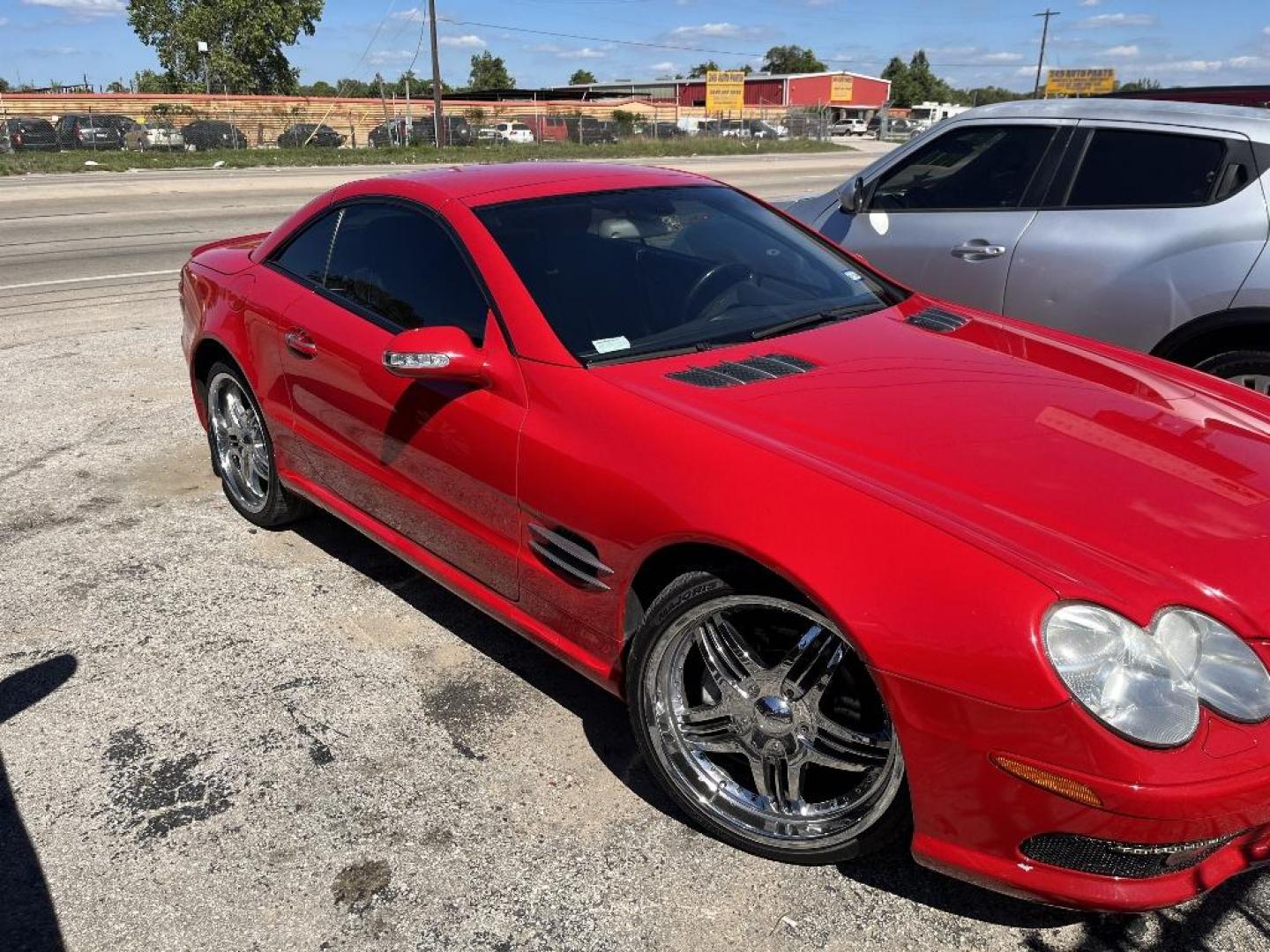 2003 RED MERCEDES-BENZ SL-CLASS SL500 (WDBSK75F03F) with an 5.0L V8 DOHC 32V engine, AUTOMATIC transmission, located at 2303 West Mt. Houston, Houston, 77038, (281) 507-3956, 29.771597, -95.339569 - Photo#4