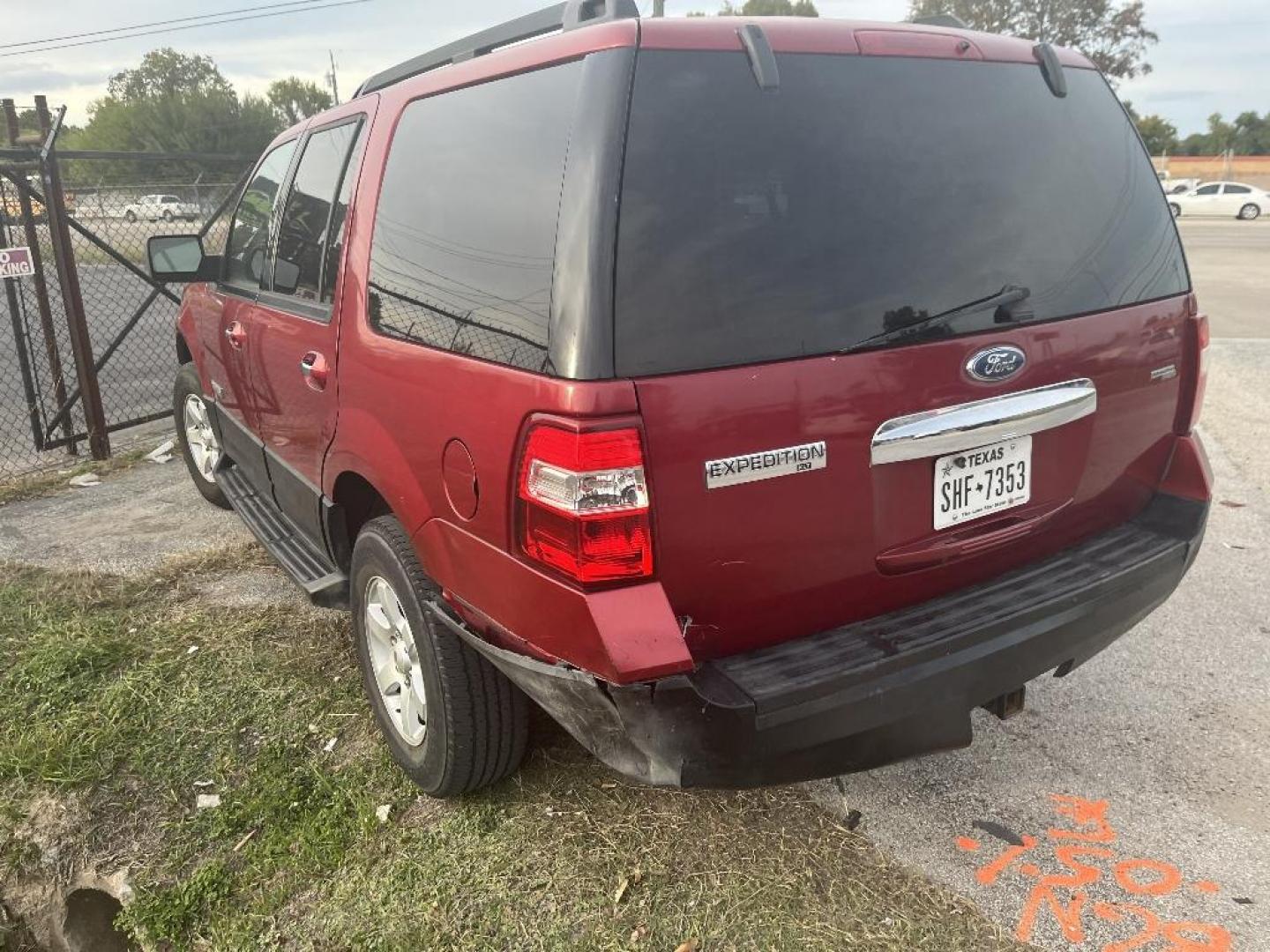 2007 RED FORD EXPEDITION XLT 2WD (1FMFU15537L) with an 5.4L V8 SOHC 16V engine, AUTOMATIC transmission, located at 2303 West Mt. Houston, Houston, Texas, 77038, (281) 507-3956, 29.771597, -95.339569 - Photo#7