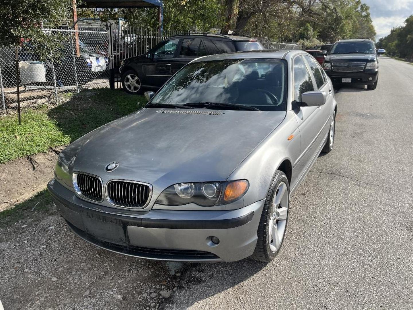 2004 GRAY BMW 3-SERIES 325i Sedan (WBAET37414N) with an 2.5L L6 DOHC 24V engine, AUTOMATIC transmission, located at 2303 West Mt. Houston, Houston, Texas, 77038, (281) 507-3956, 29.771597, -95.339569 - Photo#0