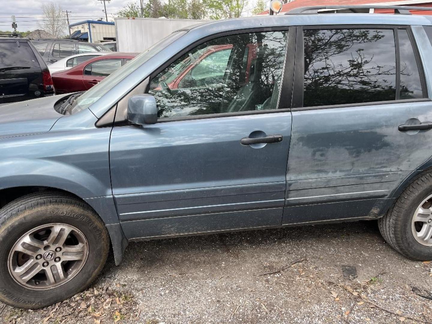 2005 GRAY HONDA PILOT EX w/ Leather and Navigation (2HKYF18795H) with an 3.5L V6 SOHC 24V engine, AUTOMATIC transmission, located at 2303 West Mt. Houston, Houston, 77038, (281) 507-3956, 29.771597, -95.339569 - Photo#2