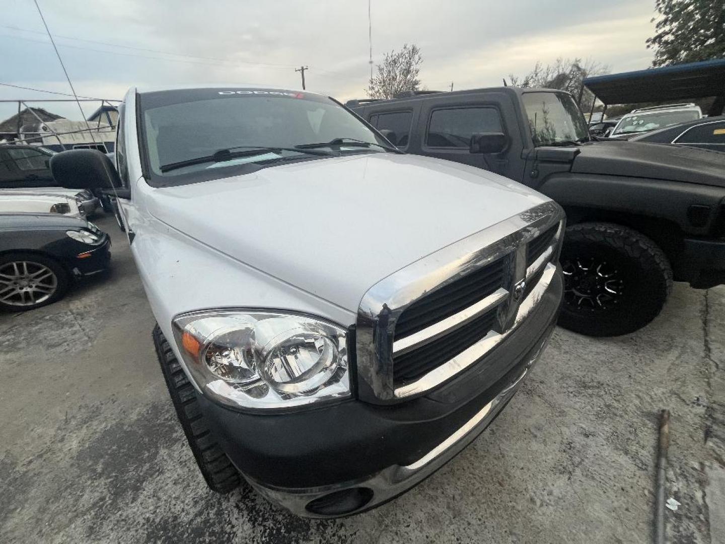 2006 WHITE DODGE RAM 1500 Laramie 2WD (1D7HA16N16J) with an 4.7L V8 SOHC 16V engine, AUTOMATIC transmission, located at 2303 West Mt. Houston, Houston, 77038, (281) 507-3956, 29.771597, -95.339569 - Photo#5