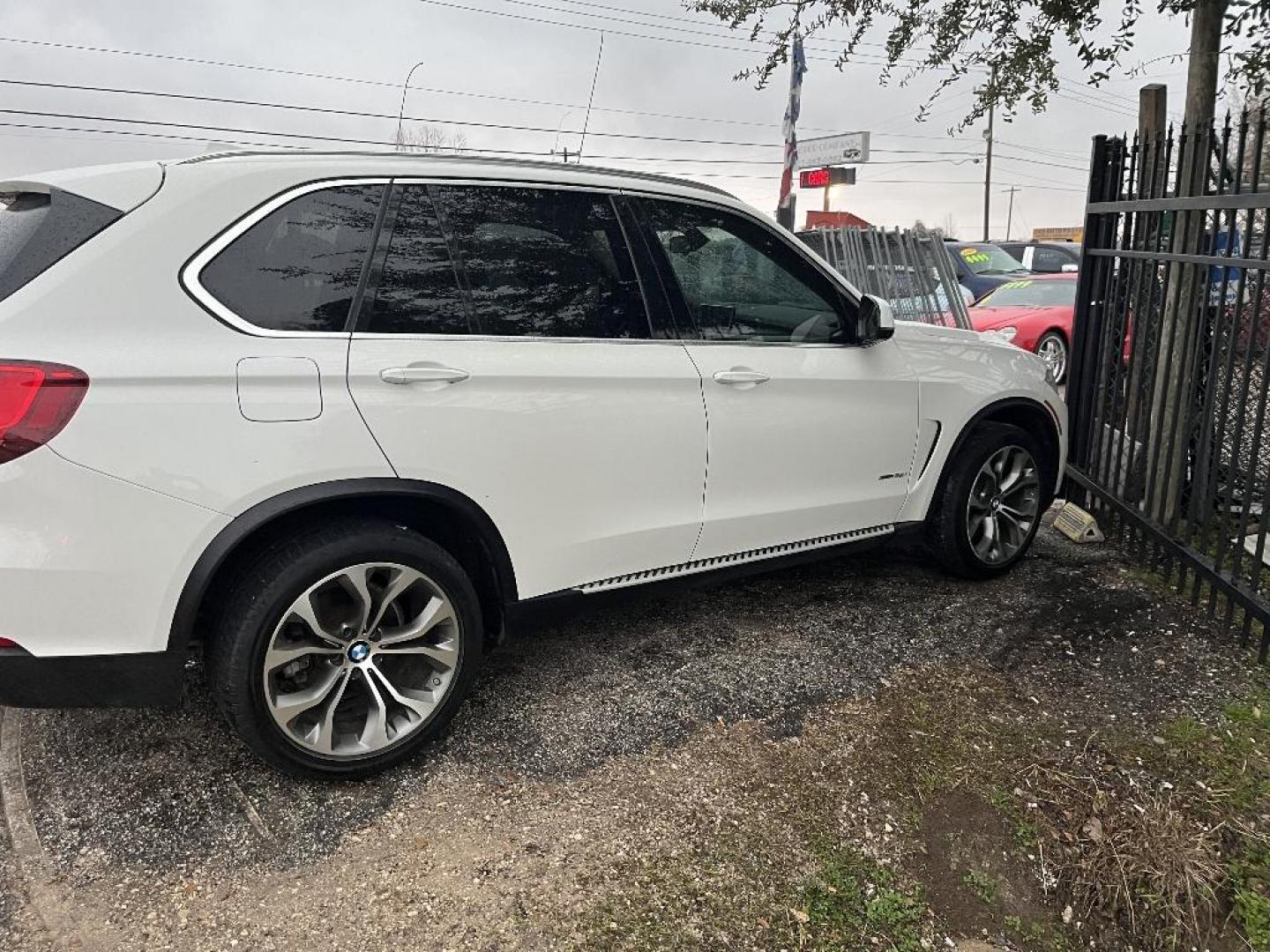 2016 WHITE BMW X5 xDrive35i (5UXKR0C55G0) with an 3.0L L6 DOHC 24V engine, AUTOMATIC transmission, located at 2303 West Mt. Houston, Houston, Texas, 77038, (281) 507-3956, 29.771597, -95.339569 - Photo#10