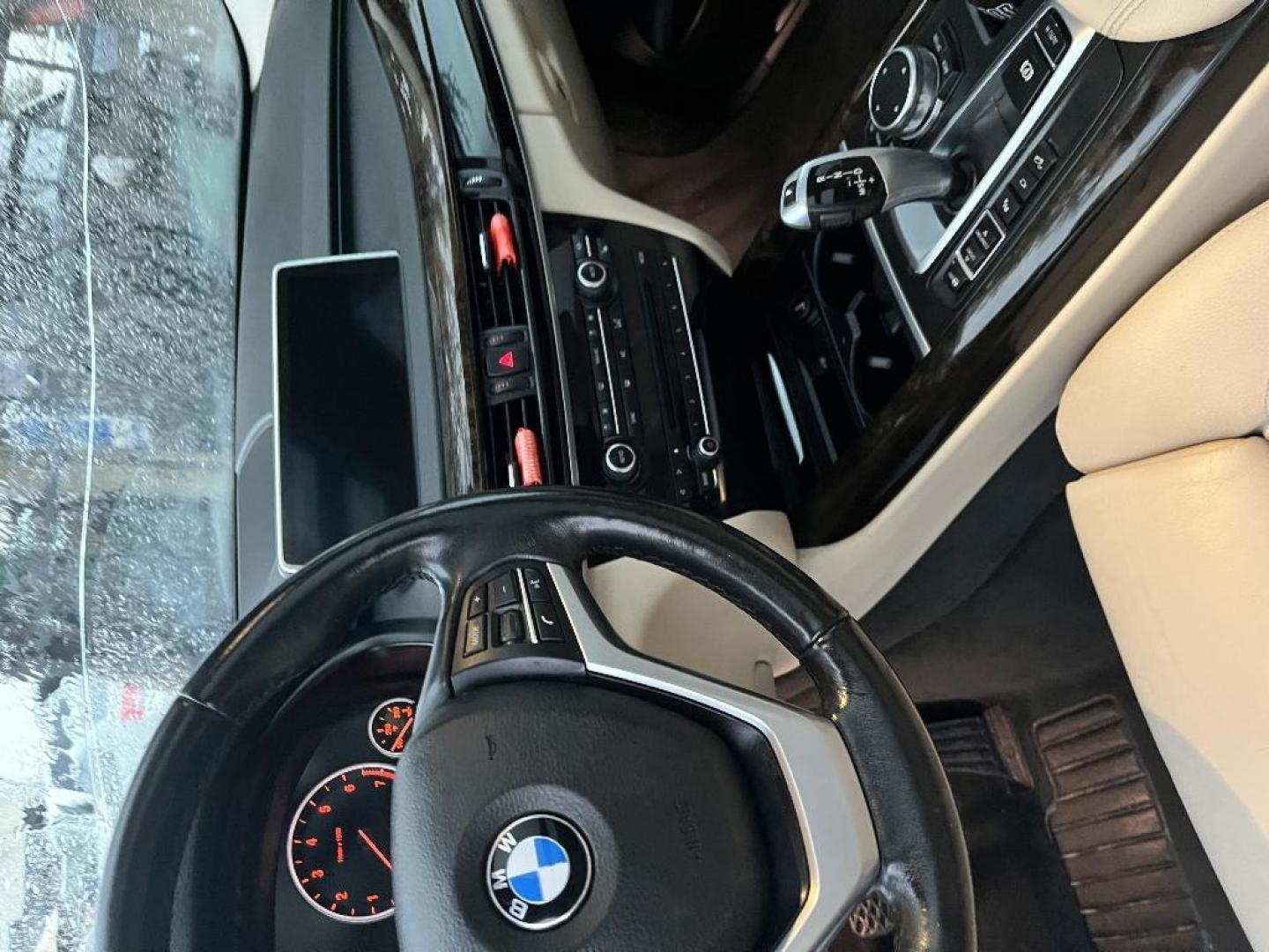 2016 WHITE BMW X5 xDrive35i (5UXKR0C55G0) with an 3.0L L6 DOHC 24V engine, AUTOMATIC transmission, located at 2303 West Mt. Houston, Houston, Texas, 77038, (281) 507-3956, 29.771597, -95.339569 - Photo#6