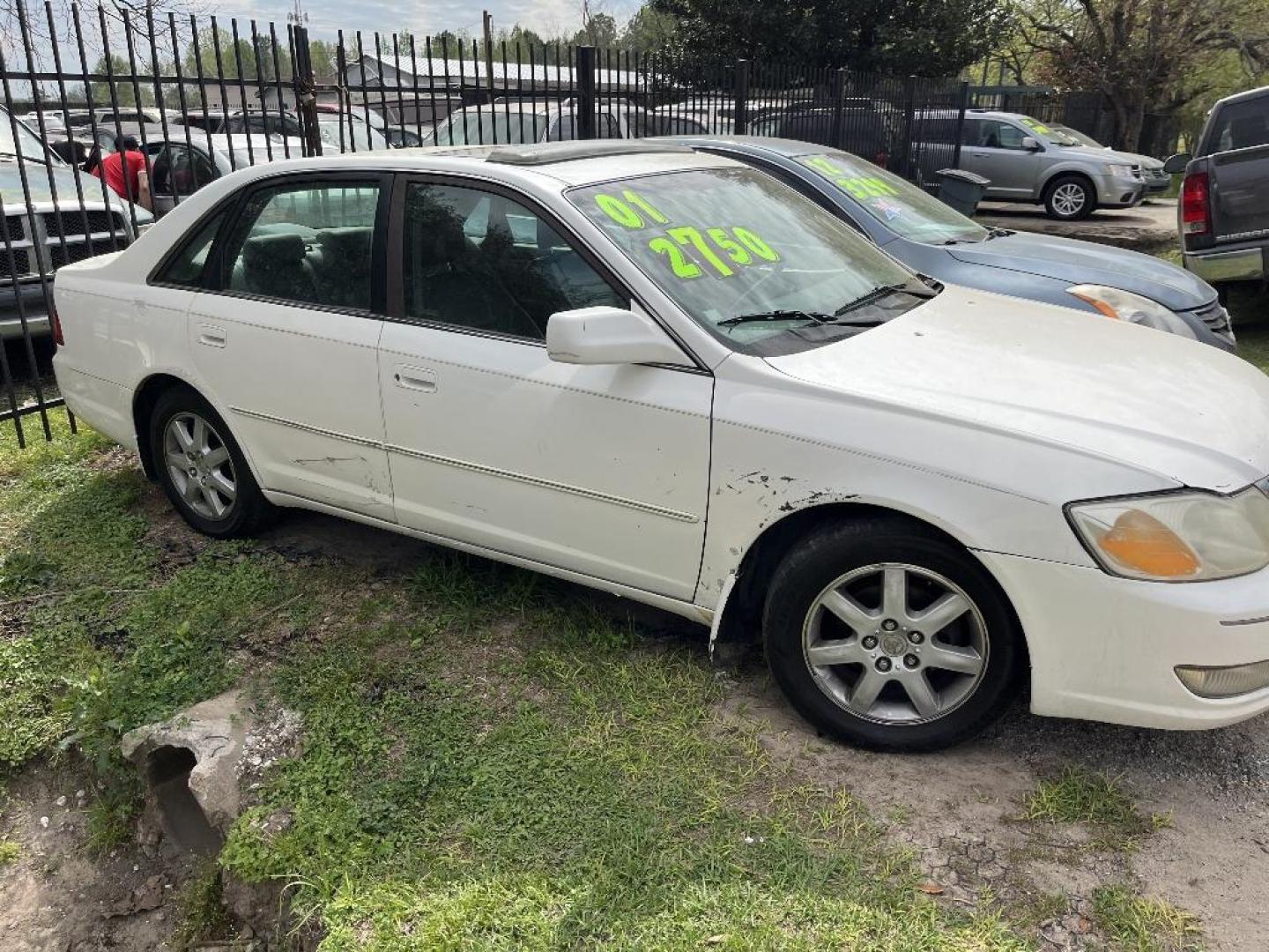 2001 WHITE TOYOTA AVALON XL (4T1BF28B51U) with an 3.0L V6 DOHC 24V engine, AUTOMATIC transmission, located at 2303 West Mt. Houston, Houston, 77038, (281) 507-3956, 29.771597, -95.339569 - Photo#3