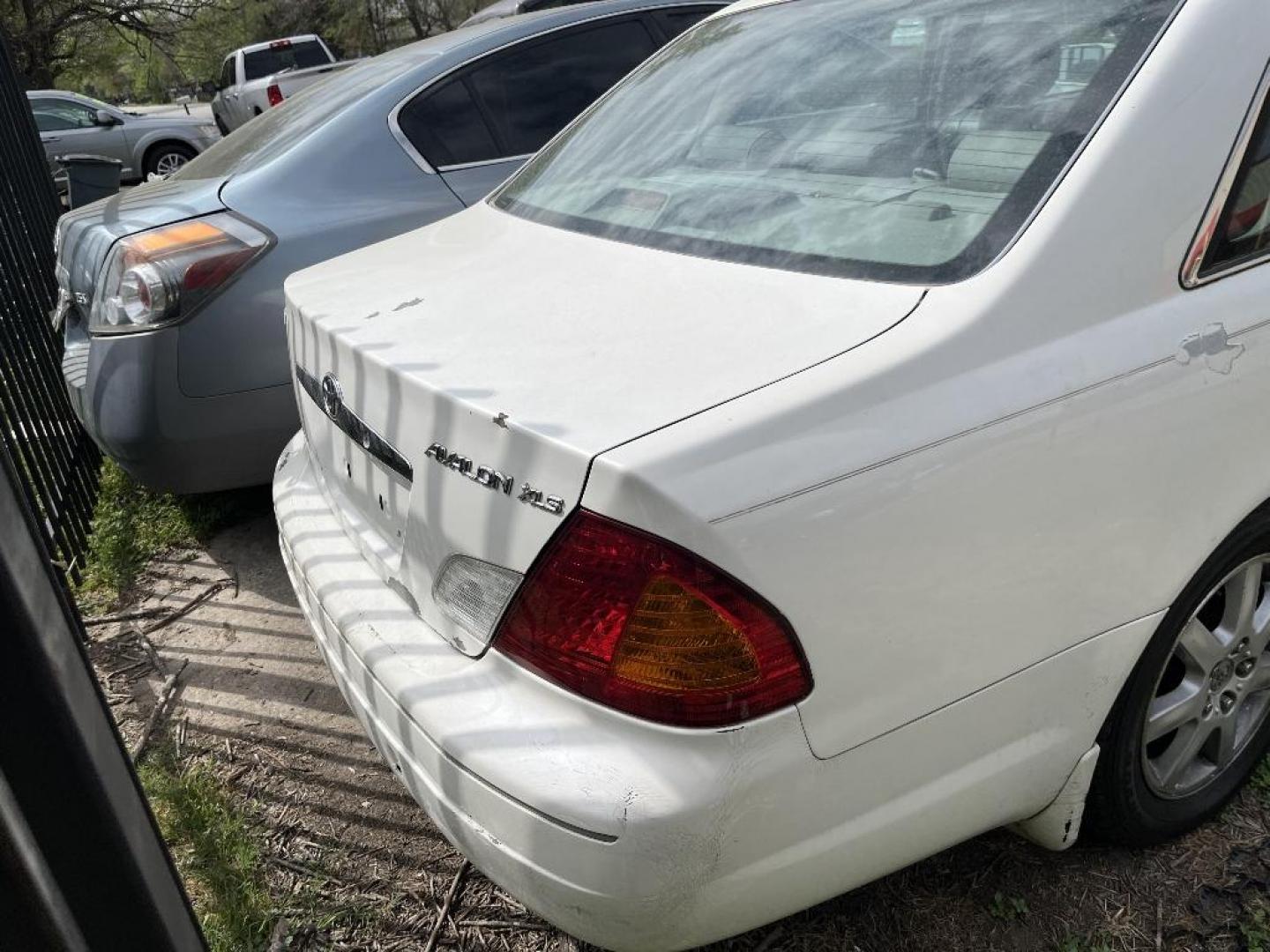 2001 WHITE TOYOTA AVALON XL (4T1BF28B51U) with an 3.0L V6 DOHC 24V engine, AUTOMATIC transmission, located at 2303 West Mt. Houston, Houston, 77038, (281) 507-3956, 29.771597, -95.339569 - Photo#4