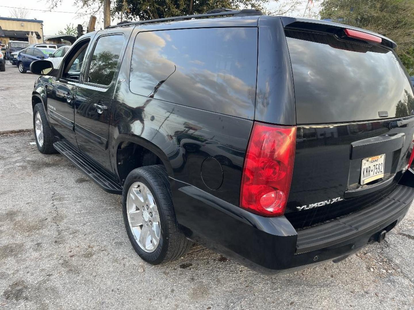 2007 BLACK GMC YUKON XL SLE-2 1/2 Ton 2WD (1GKFC16047J) with an 5.3L V8 OHV 16V FFV engine, AUTOMATIC transmission, located at 2303 West Mt. Houston, Houston, 77038, (281) 507-3956, 29.771597, -95.339569 - Photo#3