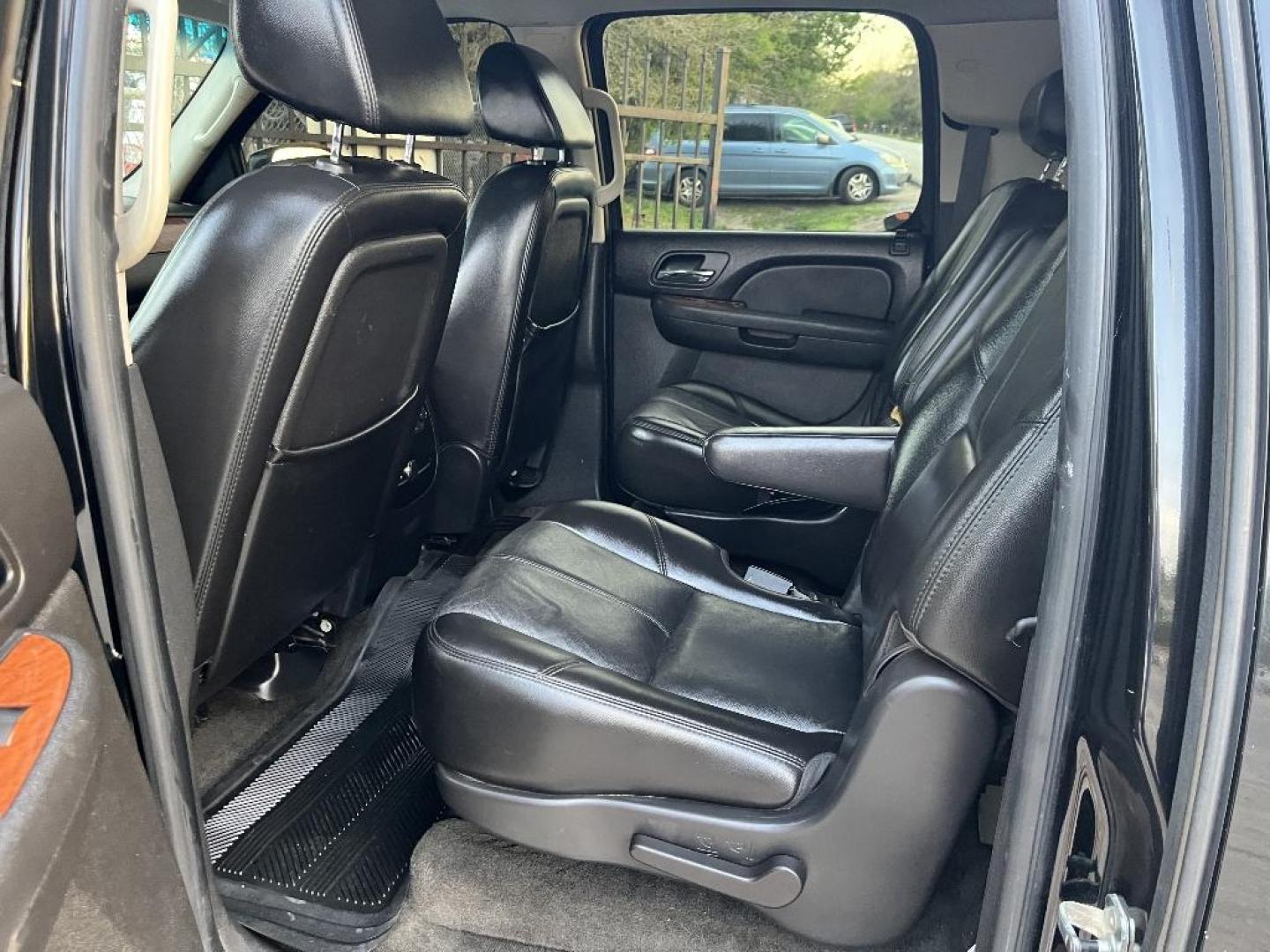 2007 BLACK GMC YUKON XL SLE-2 1/2 Ton 2WD (1GKFC16047J) with an 5.3L V8 OHV 16V FFV engine, AUTOMATIC transmission, located at 2303 West Mt. Houston, Houston, 77038, (281) 507-3956, 29.771597, -95.339569 - Photo#4