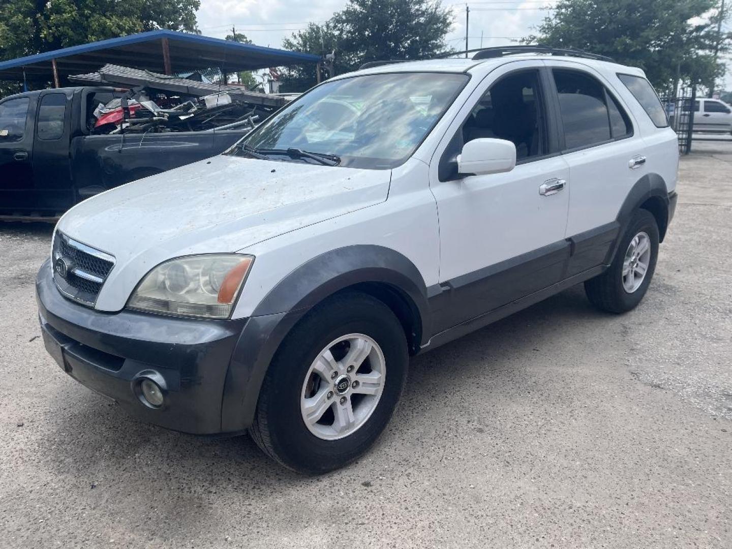 2004 WHITE KIA SORENTO LX 2WD (KNDJD733445) with an 3.5L V6 DOHC 16V engine, AUTOMATIC transmission, located at 2303 West Mt. Houston, Houston, 77038, (281) 507-3956, 29.771597, -95.339569 - Photo#0