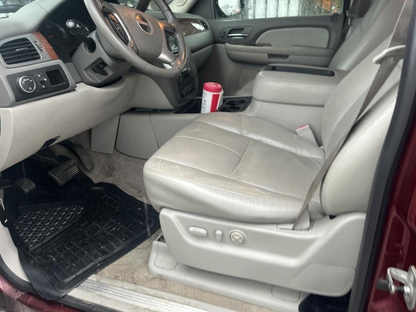 2008 RED GMC YUKON XL SLE-1 1/2 Ton 2WD (1GKFC16J88J) with an 5.3L V8 OHV 16V engine, AUTOMATIC transmission, located at 2303 West Mt. Houston, Houston, Texas, 77038, (281) 507-3956, 29.771597, -95.339569 - Photo#4