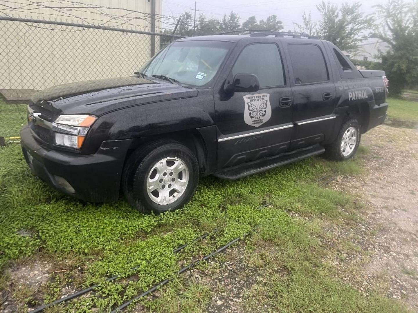 2002 BLACK CHEVROLET AVALANCHE 1500 4WD (3GNEK13T72G) with an 5.3L V8 OHV 16V engine, AUTOMATIC transmission, located at 2303 West Mt. Houston, Houston, Texas, 77038, (281) 507-3956, 29.771597, -95.339569 - Photo#0