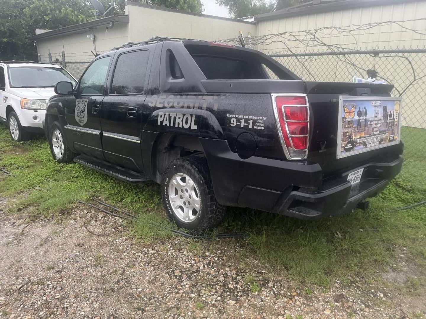 2002 BLACK CHEVROLET AVALANCHE 1500 4WD (3GNEK13T72G) with an 5.3L V8 OHV 16V engine, AUTOMATIC transmission, located at 2303 West Mt. Houston, Houston, Texas, 77038, (281) 507-3956, 29.771597, -95.339569 - Photo#1