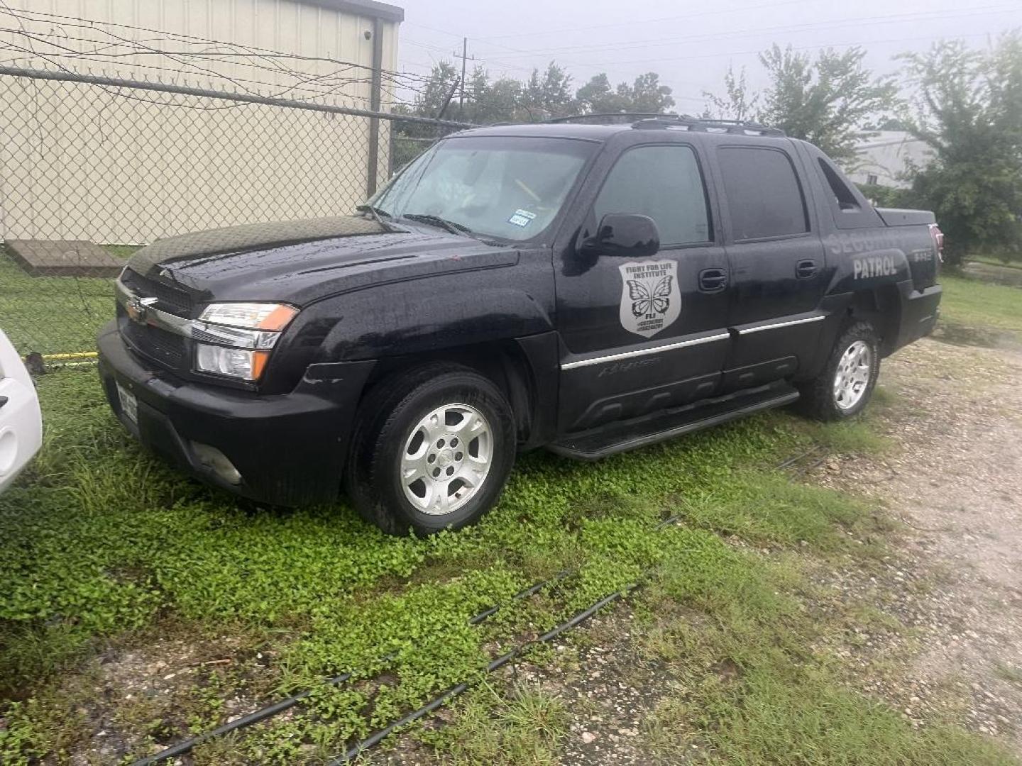 2002 BLACK CHEVROLET AVALANCHE 1500 4WD (3GNEK13T72G) with an 5.3L V8 OHV 16V engine, AUTOMATIC transmission, located at 2303 West Mt. Houston, Houston, Texas, 77038, (281) 507-3956, 29.771597, -95.339569 - Photo#2