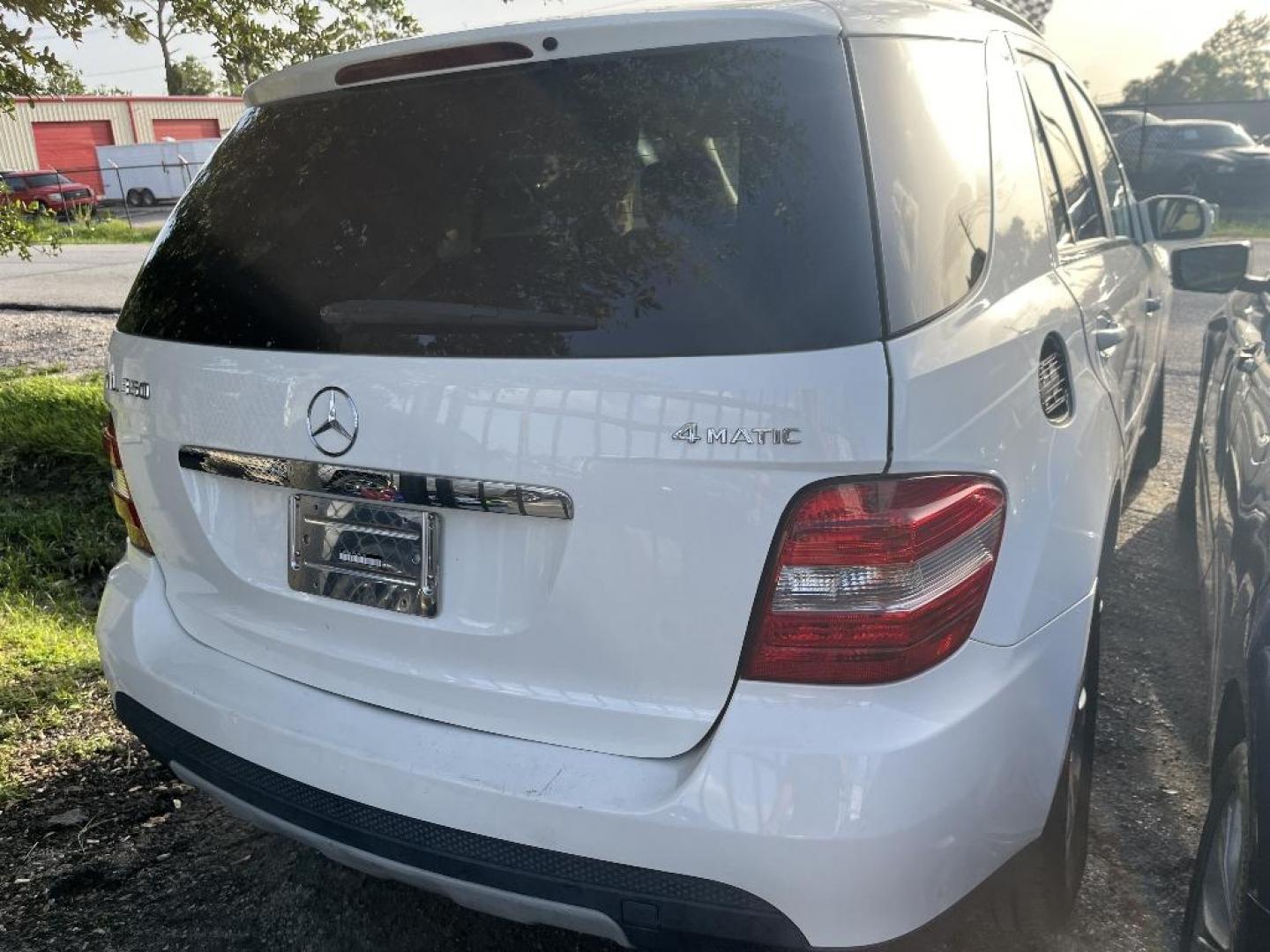 2007 WHITE MERCEDES-BENZ M-CLASS ML350 (4JGBB86E37A) with an 3.5L V6 DOHC 24V engine, AUTOMATIC transmission, located at 2303 West Mt. Houston, Houston, Texas, 77038, (281) 507-3956, 29.771597, -95.339569 - Photo#2