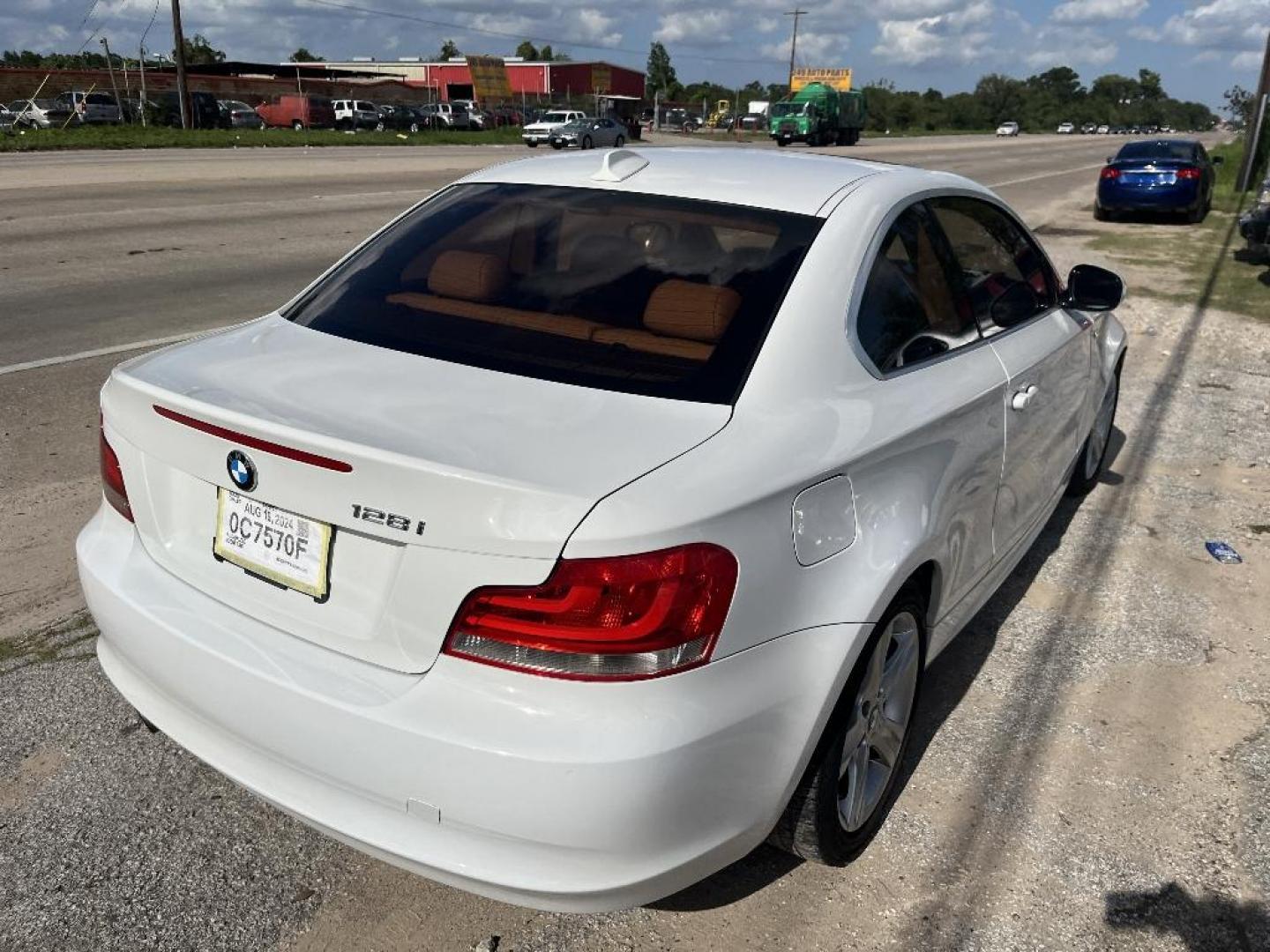 2013 WHITE BMW 1-SERIES 128i Coupe (WBAUP7C57DV) with an 3.0L L6 DOHC 24V engine, AUTOMATIC transmission, located at 2303 West Mt. Houston, Houston, Texas, 77038, (281) 507-3956, 29.771597, -95.339569 - Photo#2