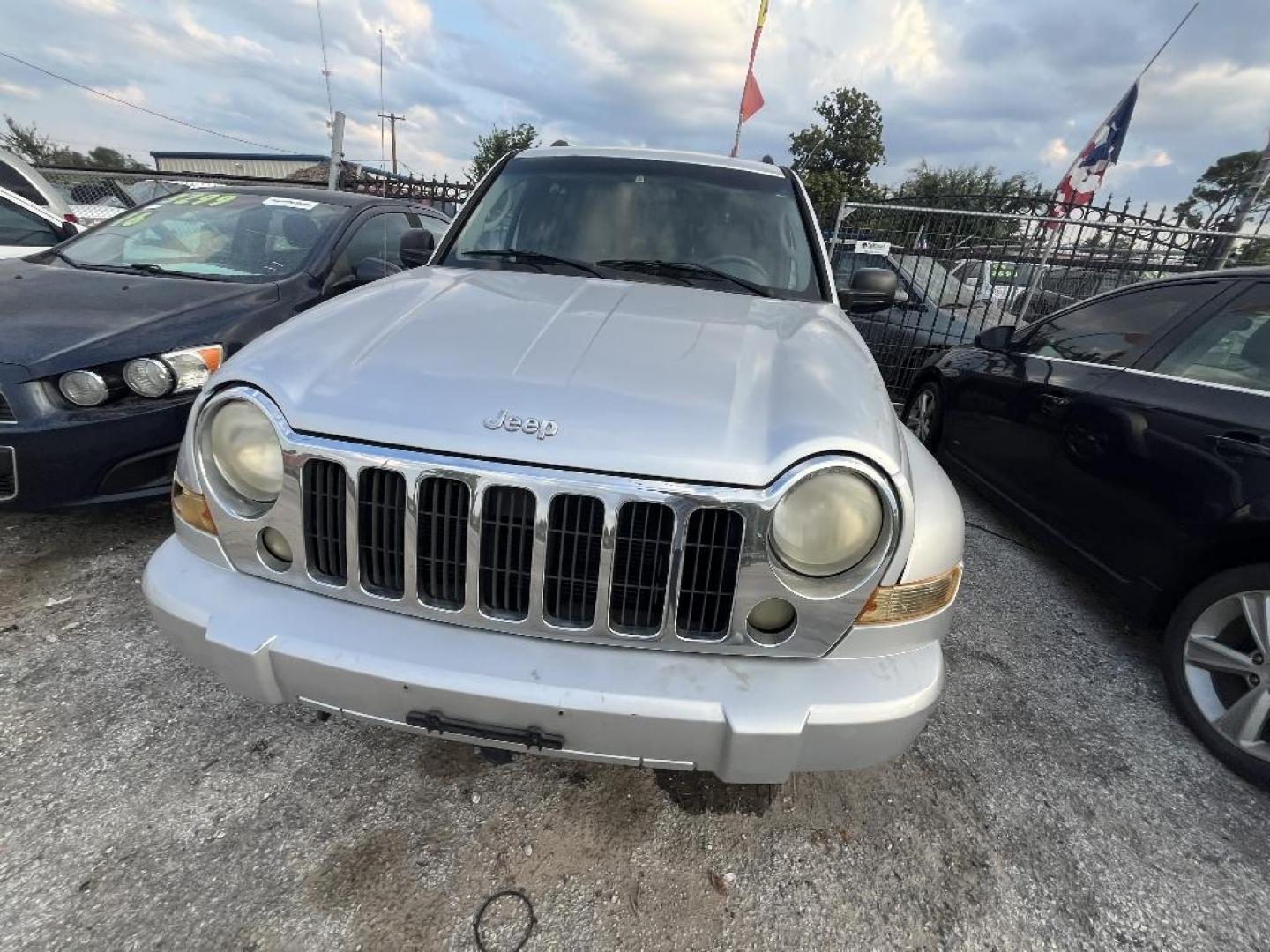 2005 GRAY JEEP LIBERTY Limited 4WD (1J4GL58K95W) with an 3.7L V6 SOHC 12V engine, AUTOMATIC transmission, located at 2303 West Mt. Houston, Houston, Texas, 77038, (281) 507-3956, 29.771597, -95.339569 - Photo#0