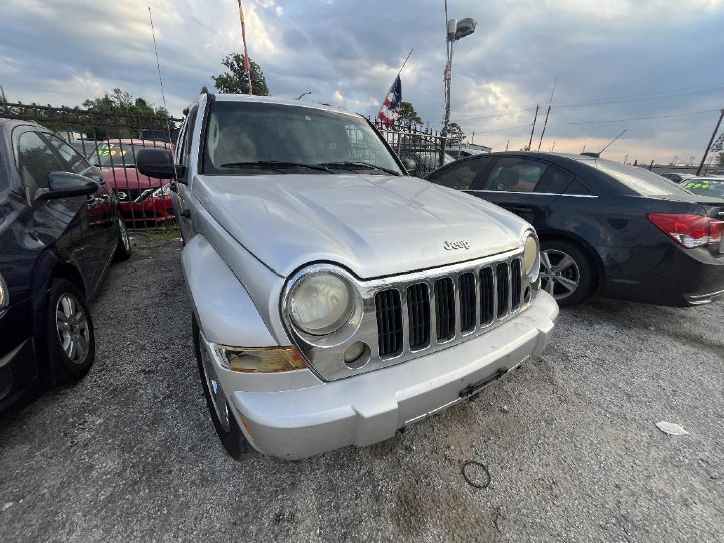 2005 GRAY JEEP LIBERTY Limited 4WD (1J4GL58K95W) with an 3.7L V6 SOHC 12V engine, AUTOMATIC transmission, located at 2303 West Mt. Houston, Houston, Texas, 77038, (281) 507-3956, 29.771597, -95.339569 - Photo#1