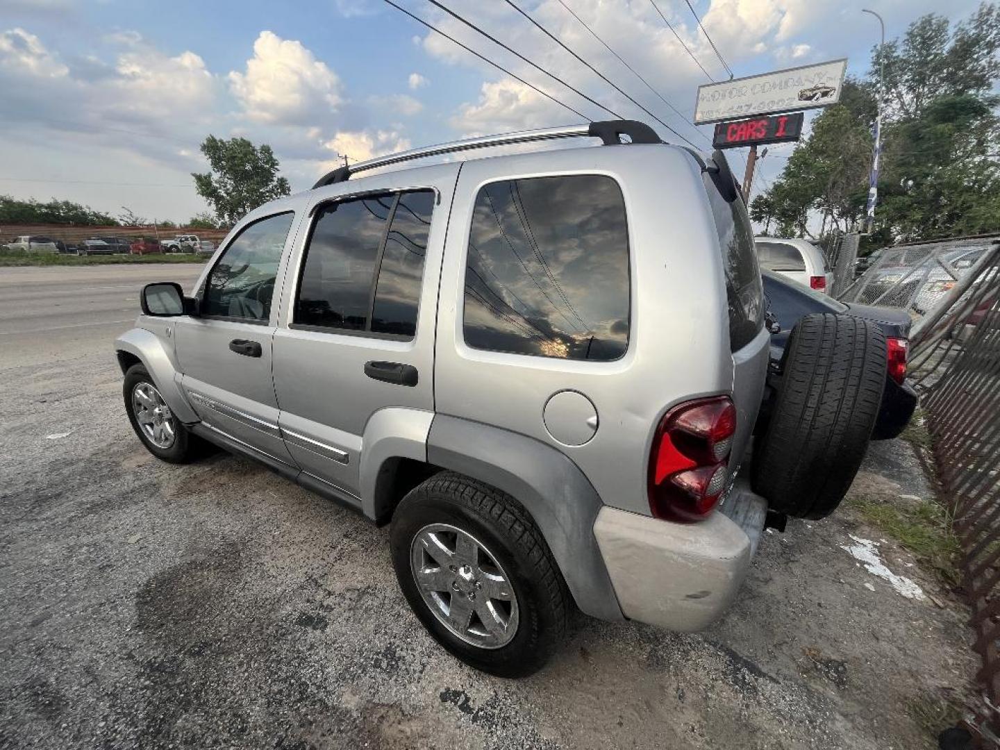 2005 GRAY JEEP LIBERTY Limited 4WD (1J4GL58K95W) with an 3.7L V6 SOHC 12V engine, AUTOMATIC transmission, located at 2303 West Mt. Houston, Houston, Texas, 77038, (281) 507-3956, 29.771597, -95.339569 - Photo#2