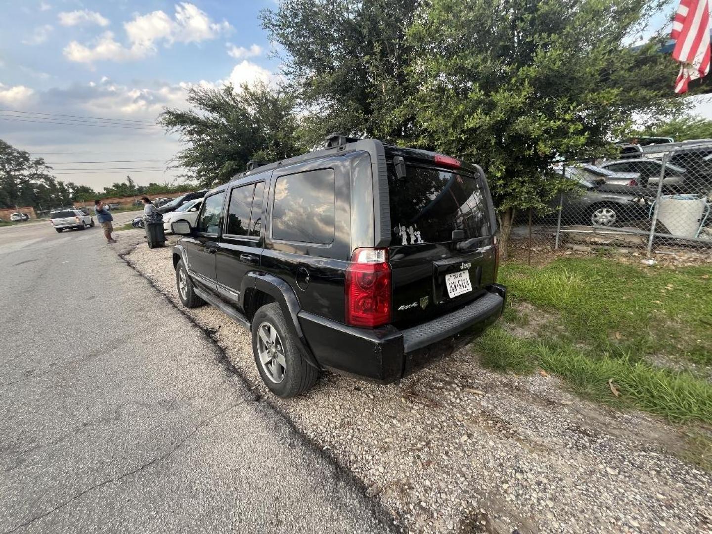 2006 BLACK JEEP COMMANDER 4WD (1J8HG48K16C) with an 3.7L V6 SOHC 12V engine, AUTOMATIC transmission, located at 2303 West Mt. Houston, Houston, Texas, 77038, (281) 507-3956, 29.771597, -95.339569 - Photo#2