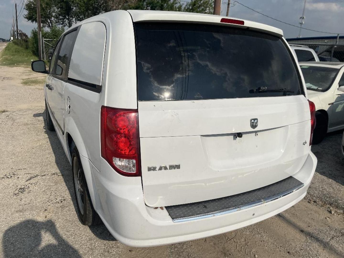 2014 WHITE RAM CARGO VAN Base (2C4RRGAG0ER) with an 3.6L V6 DOHC 24V engine, AUTOMATIC transmission, located at 2303 West Mt. Houston, Houston, Texas, 77038, (281) 507-3956, 29.771597, -95.339569 - Photo#3