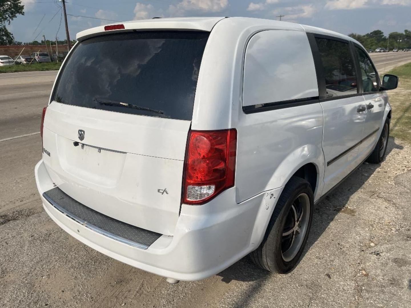 2014 WHITE RAM CARGO VAN Base (2C4RRGAG0ER) with an 3.6L V6 DOHC 24V engine, AUTOMATIC transmission, located at 2303 West Mt. Houston, Houston, Texas, 77038, (281) 507-3956, 29.771597, -95.339569 - Photo#4