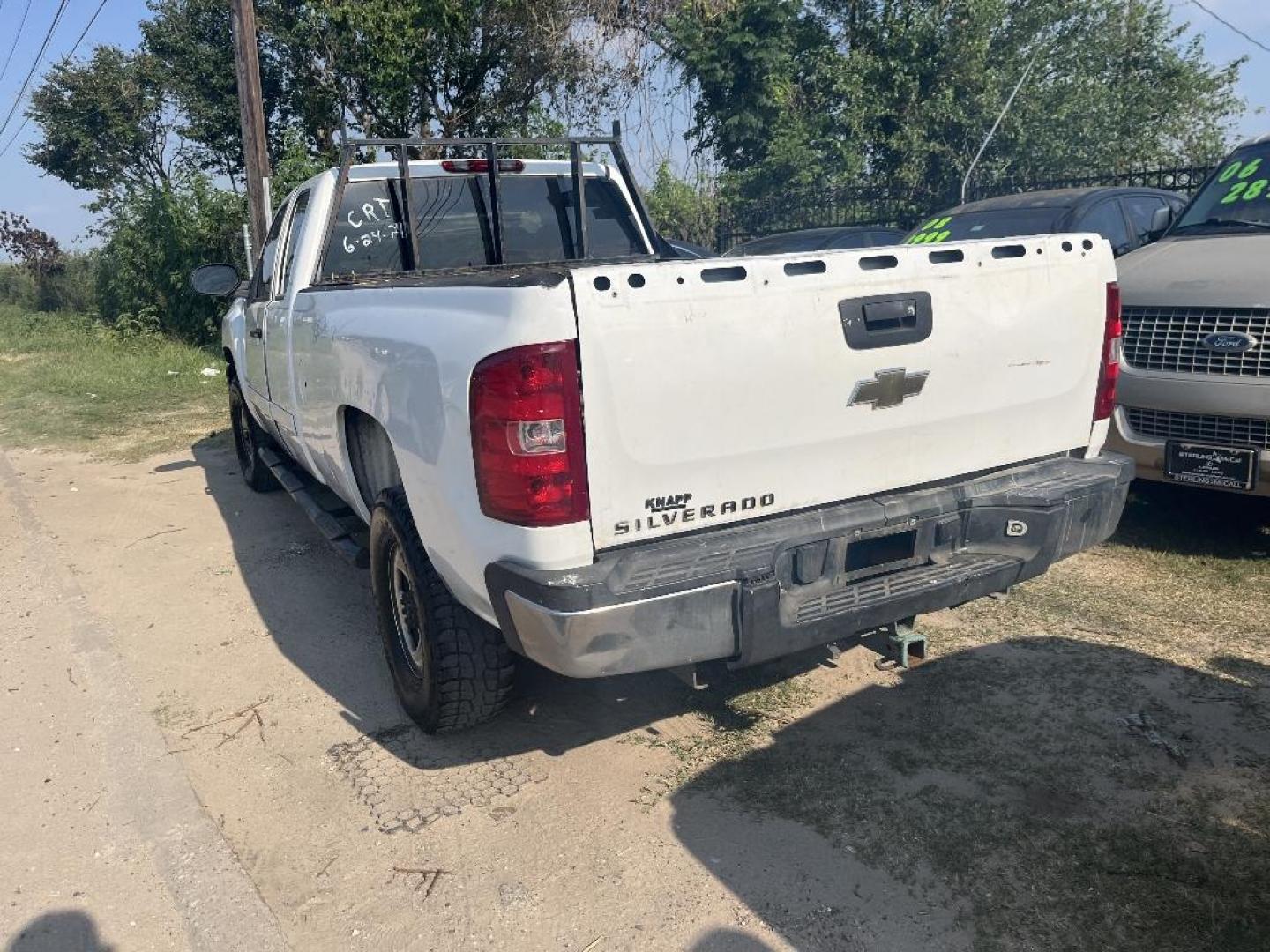 2008 WHITE CHEVROLET SILVERADO 2500HD LT1 Ext. Cab Std. Box 2WD (1GCHC29K78E) with an 6.0L V8 OHV 16V engine, AUTOMATIC transmission, located at 2303 West Mt. Houston, Houston, Texas, 77038, (281) 507-3956, 29.771597, -95.339569 - Photo#3