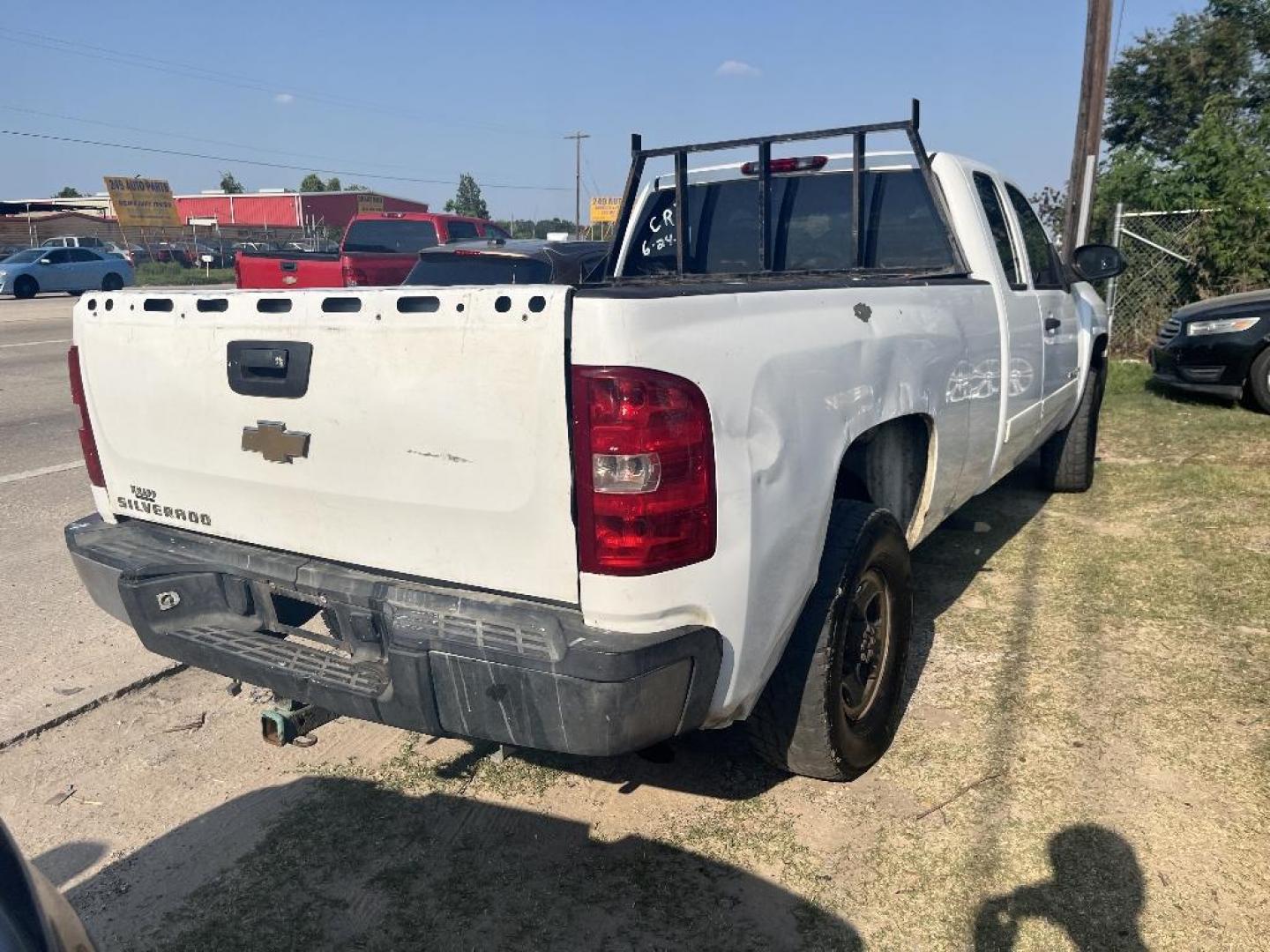 2008 WHITE CHEVROLET SILVERADO 2500HD LT1 Ext. Cab Std. Box 2WD (1GCHC29K78E) with an 6.0L V8 OHV 16V engine, AUTOMATIC transmission, located at 2303 West Mt. Houston, Houston, Texas, 77038, (281) 507-3956, 29.771597, -95.339569 - Photo#4